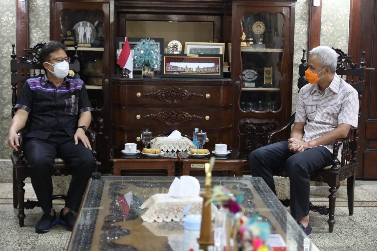 Menkes Budi Gunadi Sadikin bertemu Gubernur Jateng Ganjar Pranowo untuk membahas lonjakan kasus Covid-19 di Kudus. 