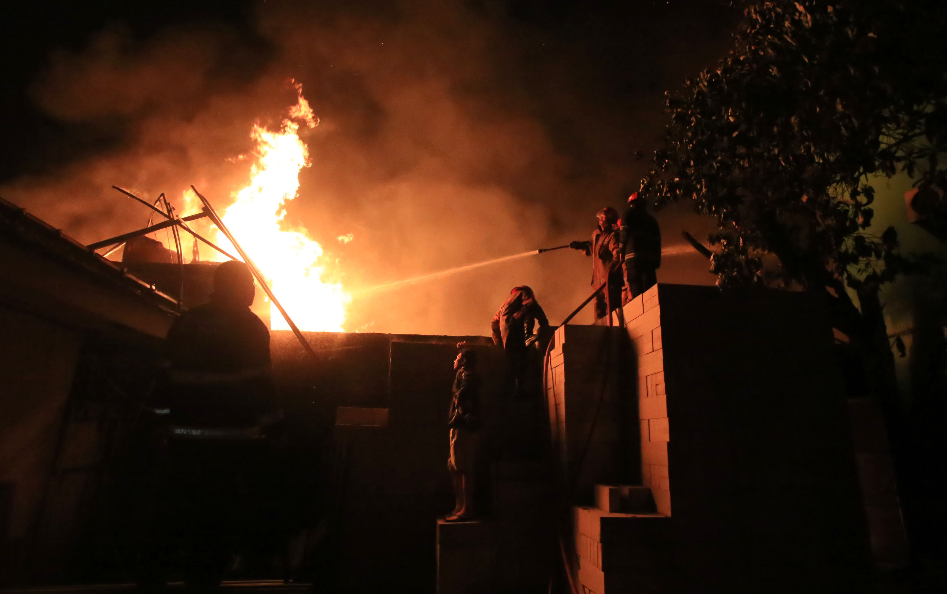 Toko Bahan Bangunan di Tangerang Ludes Terbakar