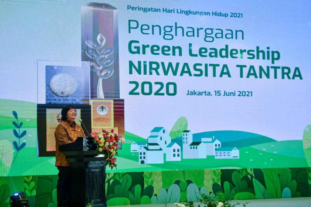 Menteri Lingkungan Hidup dan Kehutanan Siti Nurbaya memberi sambutan pada acara Penghargaan Green Leadership Nirwasita Tantra Tahun 2020.