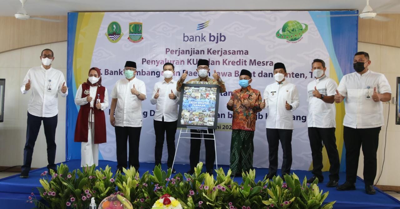 Gubernur Jawa Barat Ridwan Kamil dan Dirut Bank BJB Yuddy Renaldi saat penyaluran KUR Pertanian di Karawang