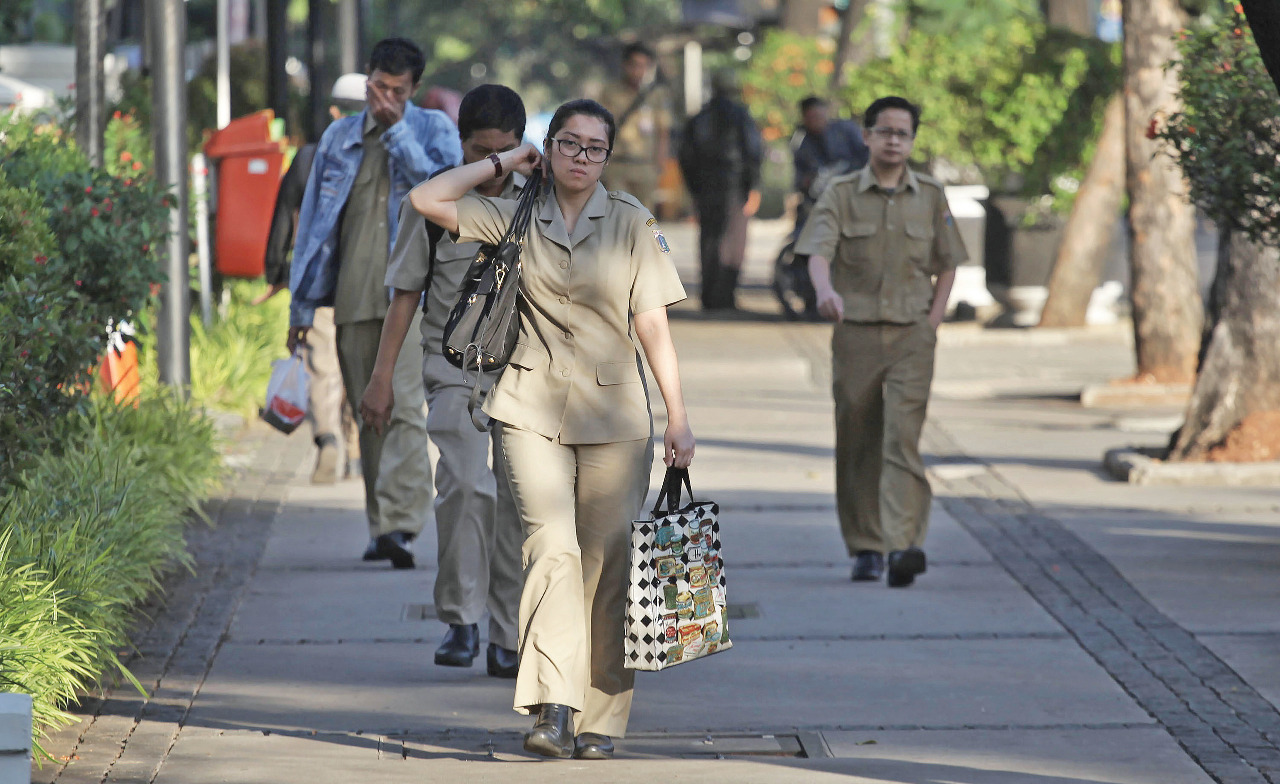 Para ASN Pemprov DKI berangkat menuju Kantor Balai Kota, Jakarta.