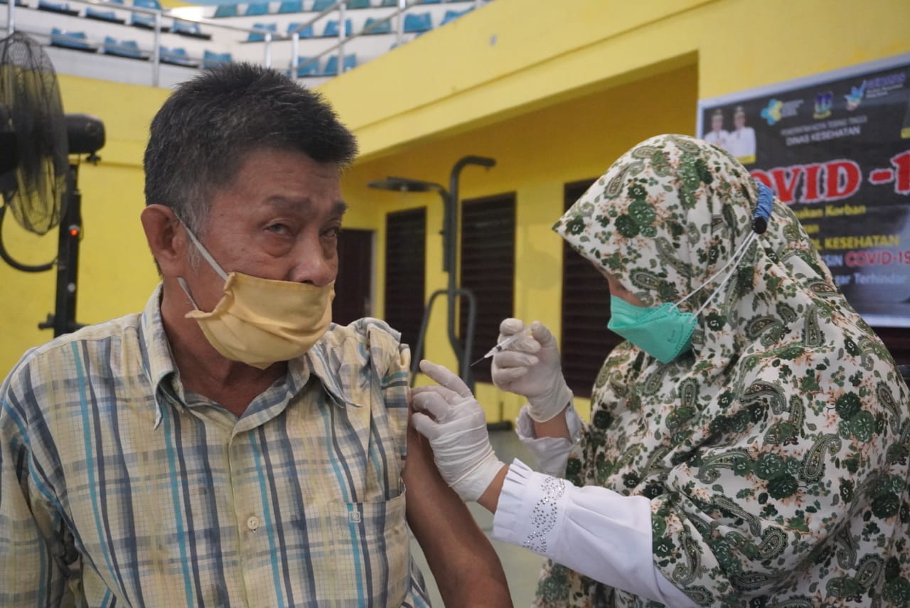 Vaksinasi lansia tahap 2 di GOR Asber Nasution,  Kota Tebing Tinggi.