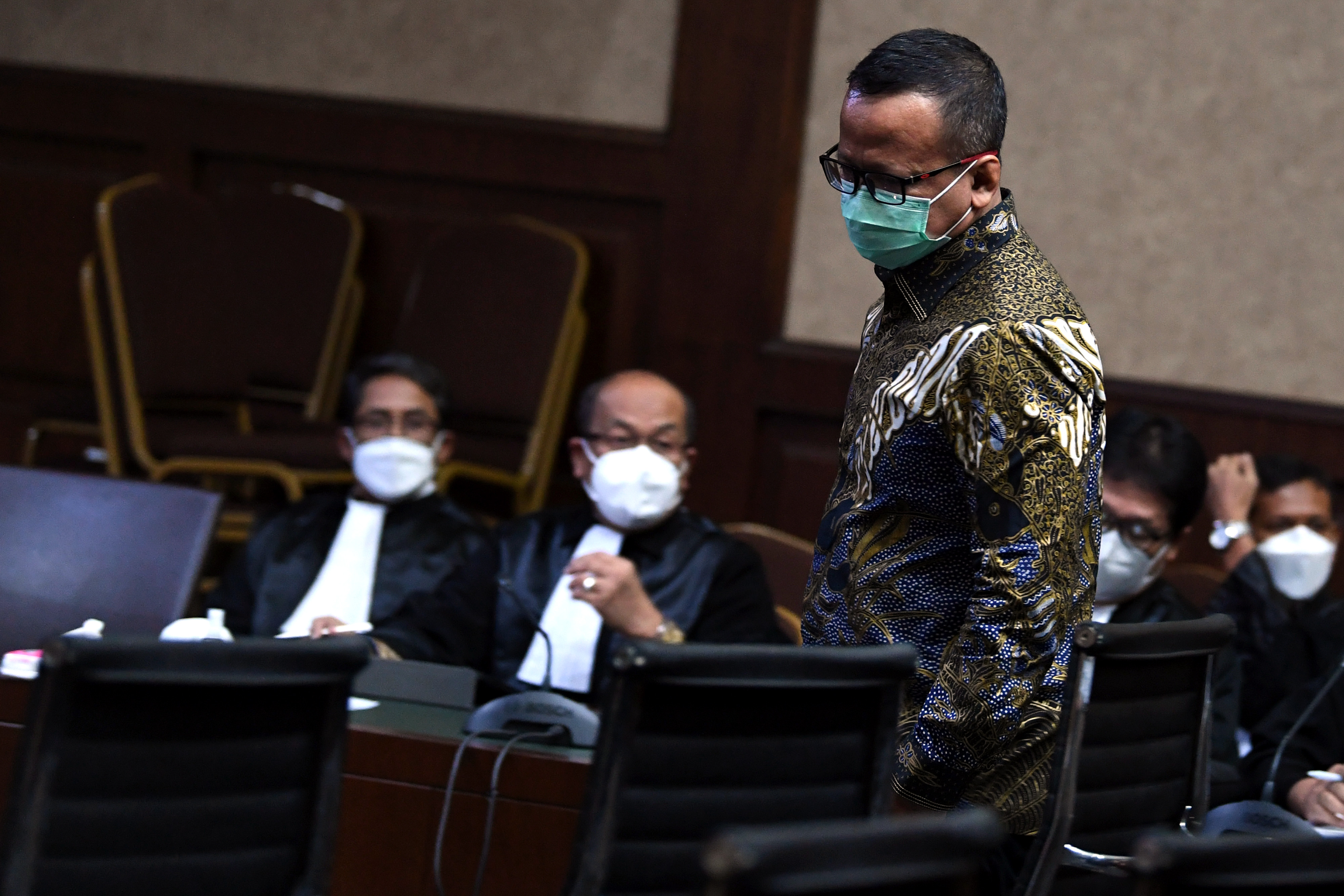 Edhy Prabowo, terdakwa kasus suap izin ekspor lobster, bersiap menjalani sidang pembacaan tuntutan.