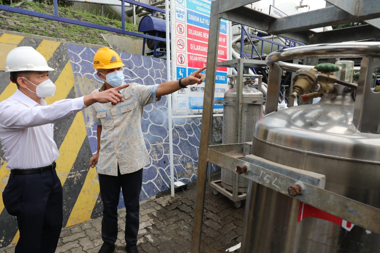 Gubernur Jawa Tengah Ganjar Pranowo (kanan) meninjau pabrik Samator gas di Kendal.