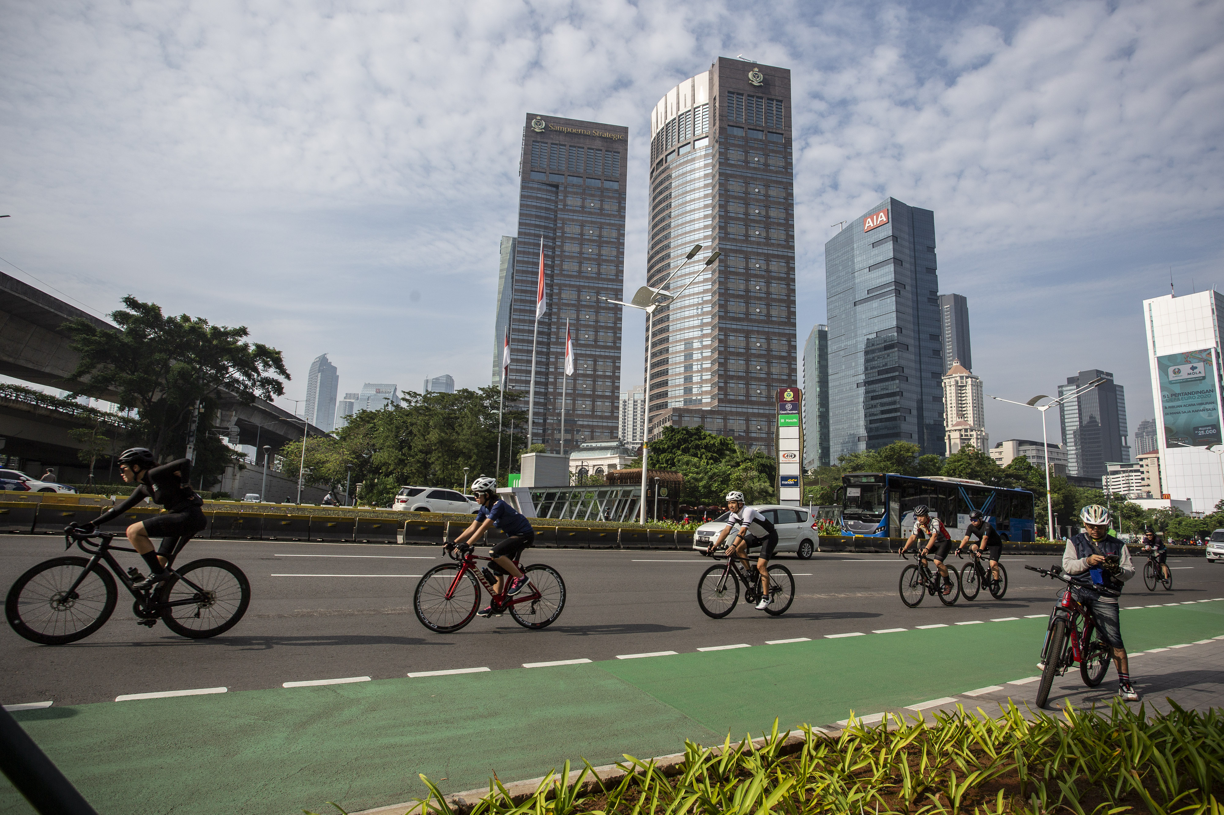 Pesepeda memacu kecepatan saat melintasi kawasan Sudirman, Jakarta.