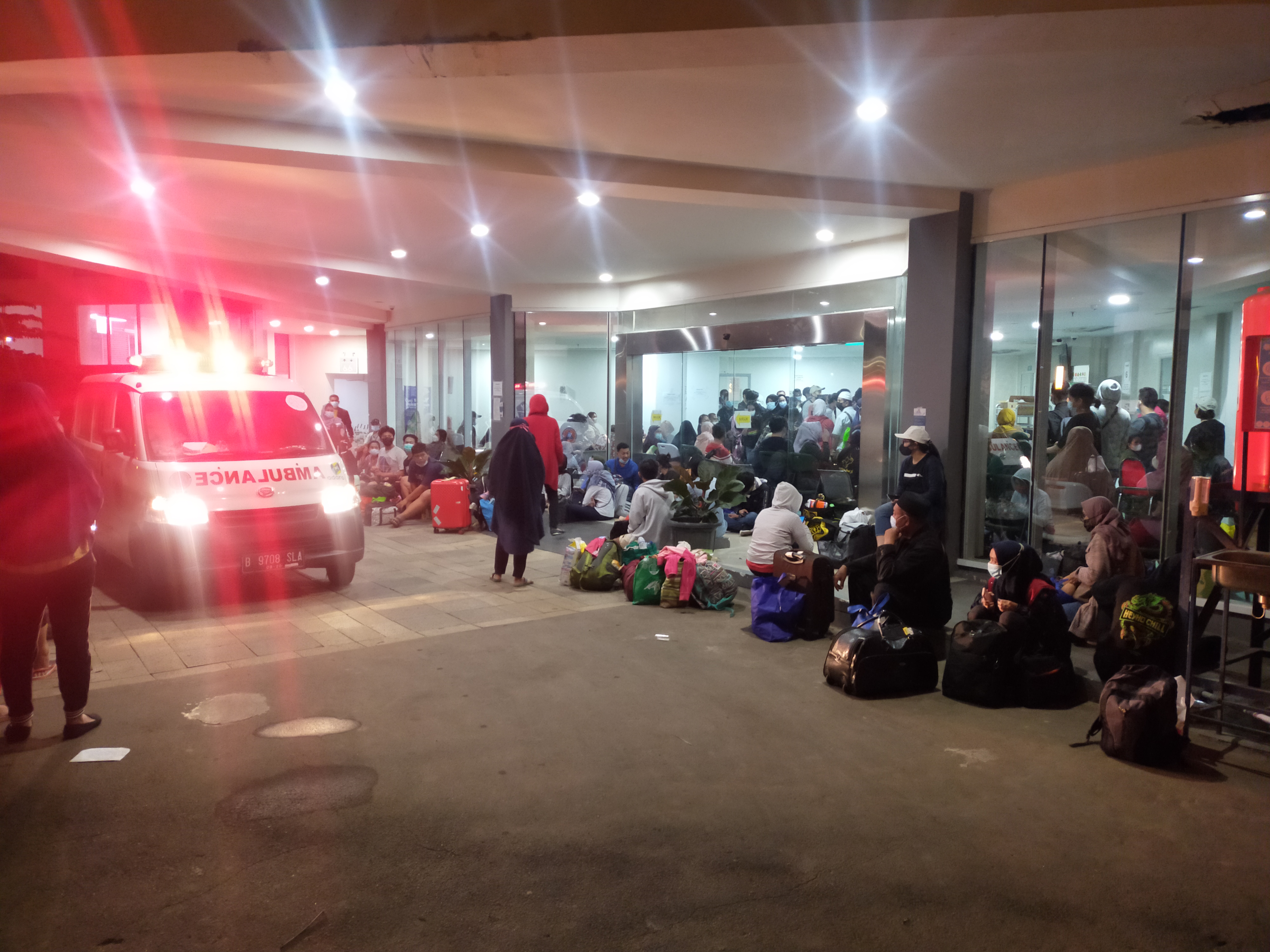 Pasien Covid-19 yang baru tiba dari berbagai wilayah di Ibu Kota menunggu di lobi Tower 6 RSD Wisma Atlet Kemayoran, Jakarta, Rabu (16/6).