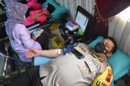 Kapolresta Surakarta Kombes Pol Ade Safri Simanjuntak diambil darahnya dalam kegiatan donor darah menyambut HUT ke-75 Bhayangkara.