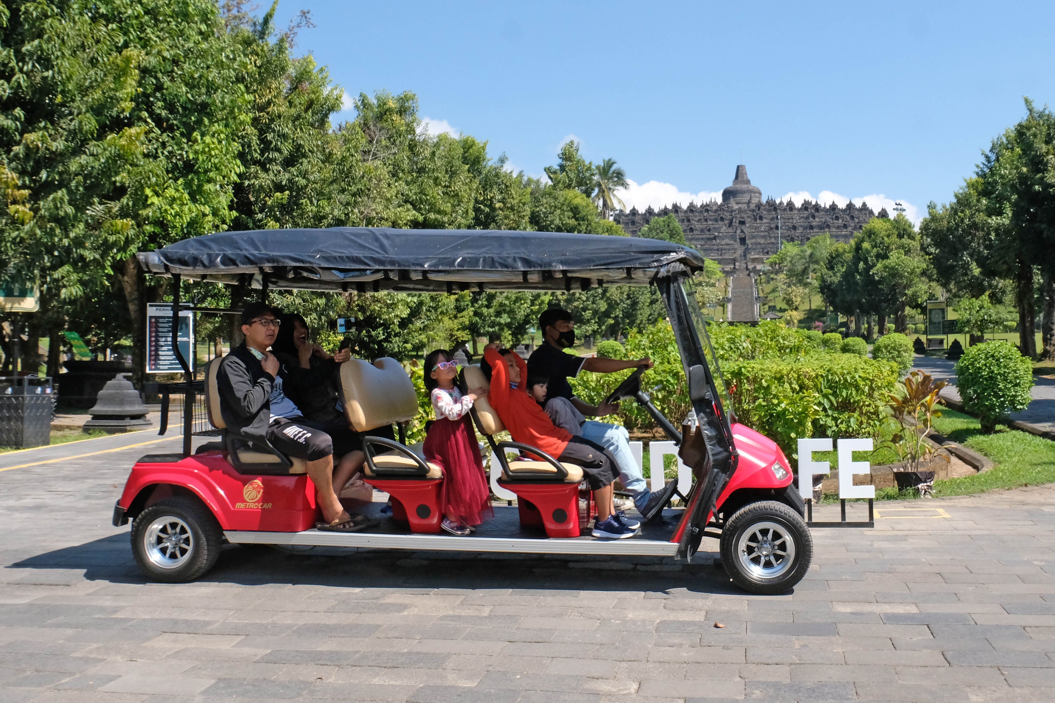 Wisatawan menumpang kendaraan listrik ramah lingkungan di kawasan Taman Wisata Candi (TWC) Borobudur, Magelang, Jawa Tengah.