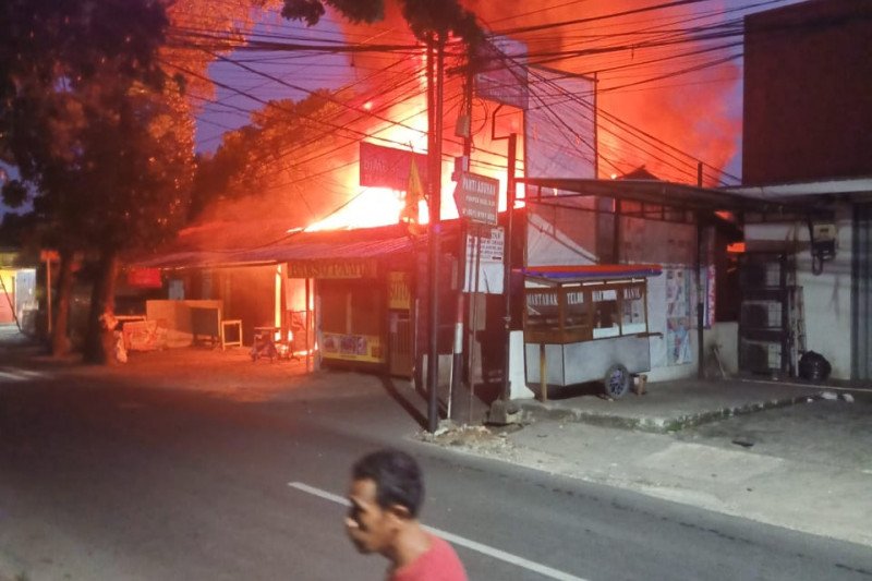 Tiga kios yang berada Jalan Raya Munjul, Cipayung, Jakarta Timur, hangus terbakar pada Jumat pagi (11/6).