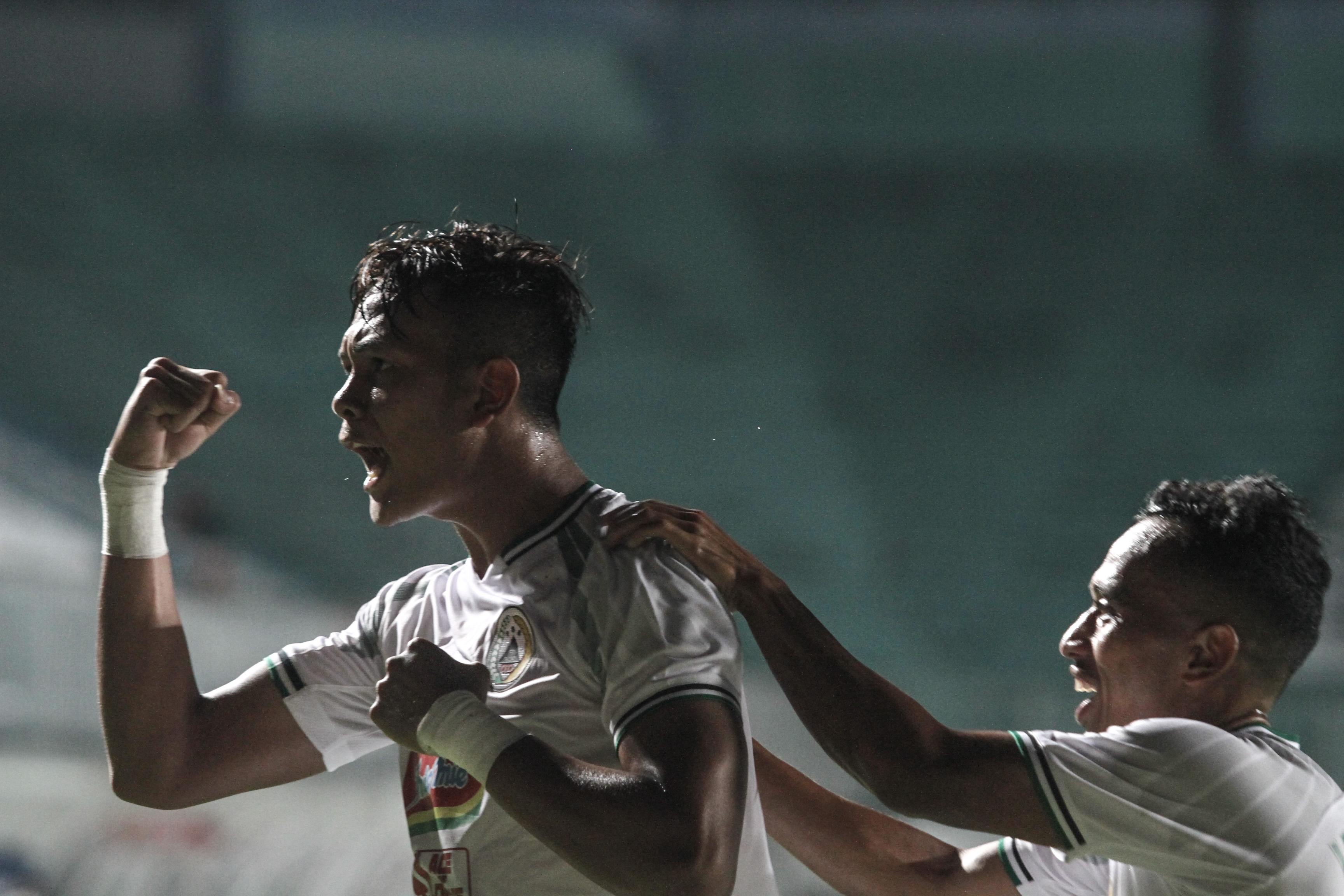 Pesepak bola PS Sleman Saddam Emiruddin Gaffar (kiri) selebrasi usai mencetak gol, kondisi bugar membuat taktik pelatih berjalan baik.