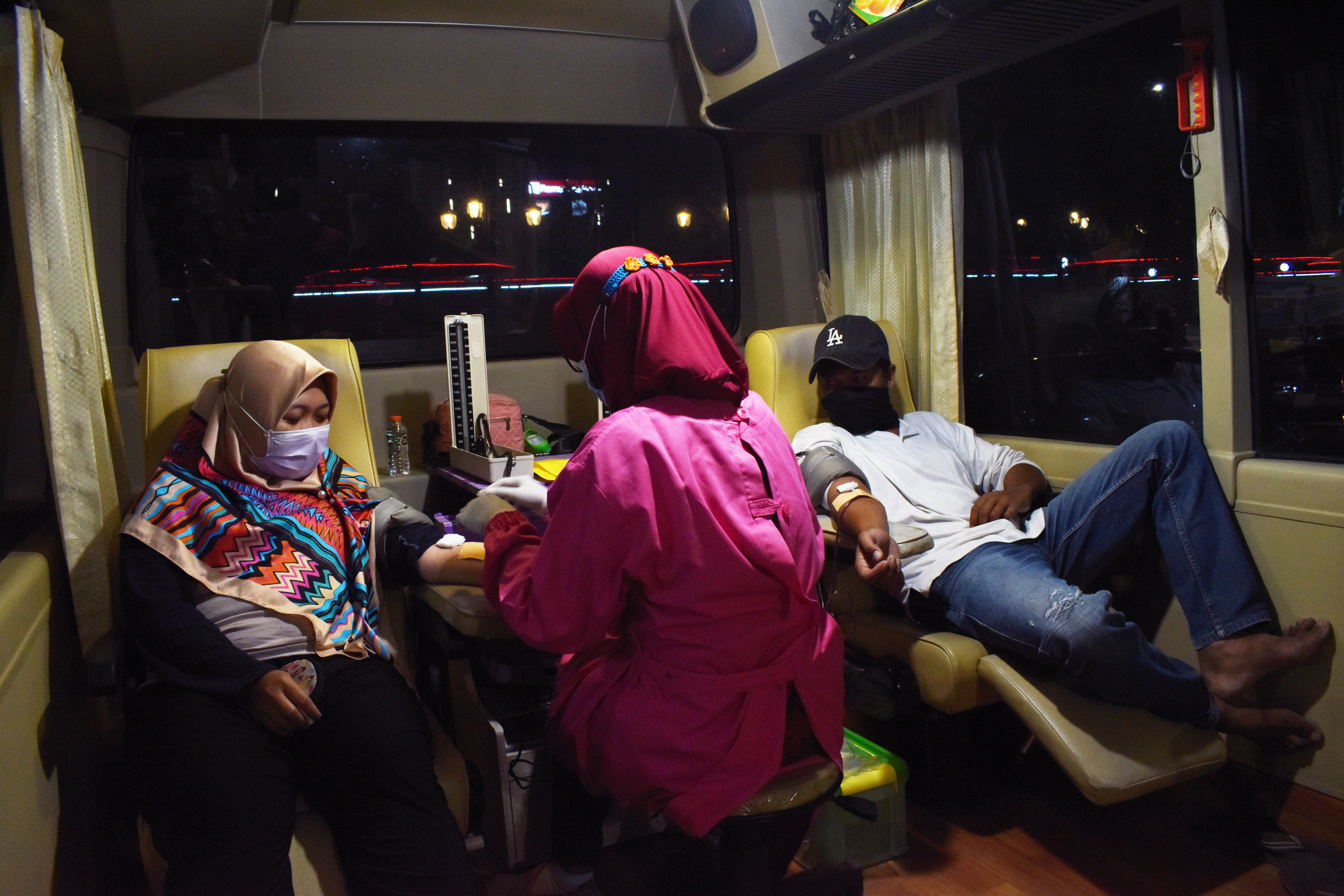 Petugas PMI melakukan transfusi darah di dalam Mobil Unit Donor Darah di Kota Madiun, Jawa Timur, Sabtu (24/4/2021)