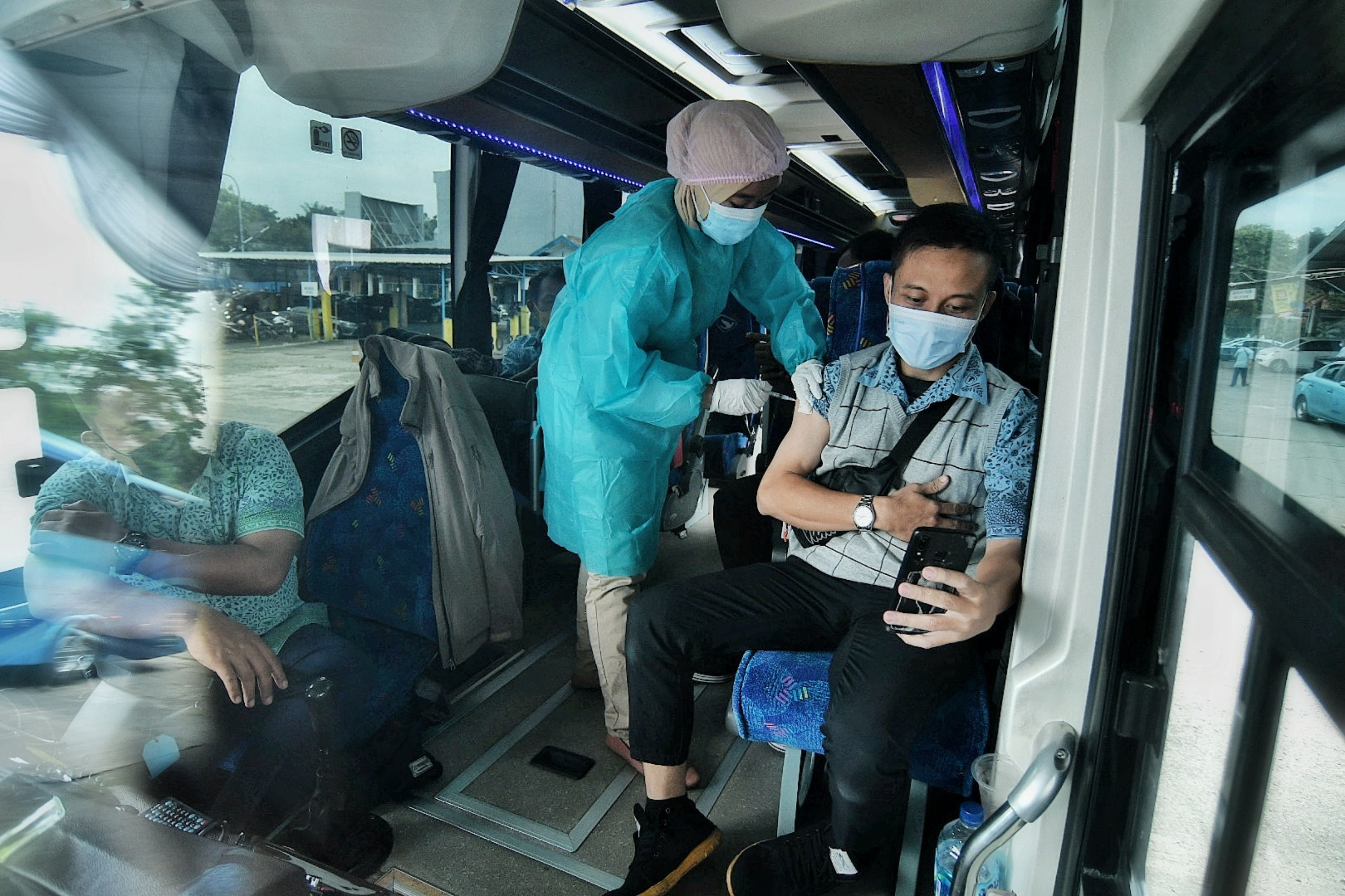 Ilustrasi: Vaksinasi massal untuk pekerja sektor transportasi publik
