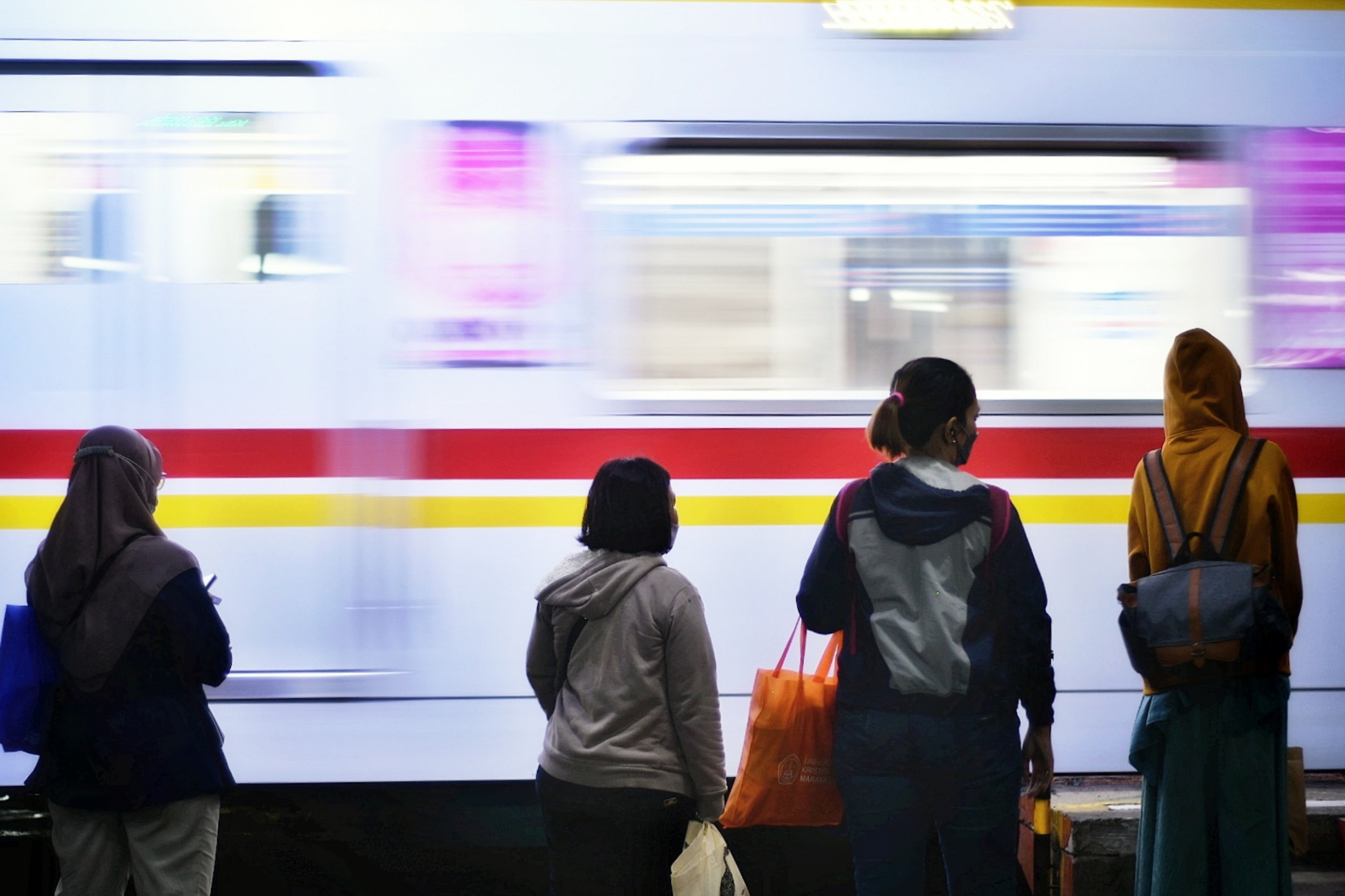 Balita Dilarang Naik KRL, Lansia Cuma di Jam Tertentu