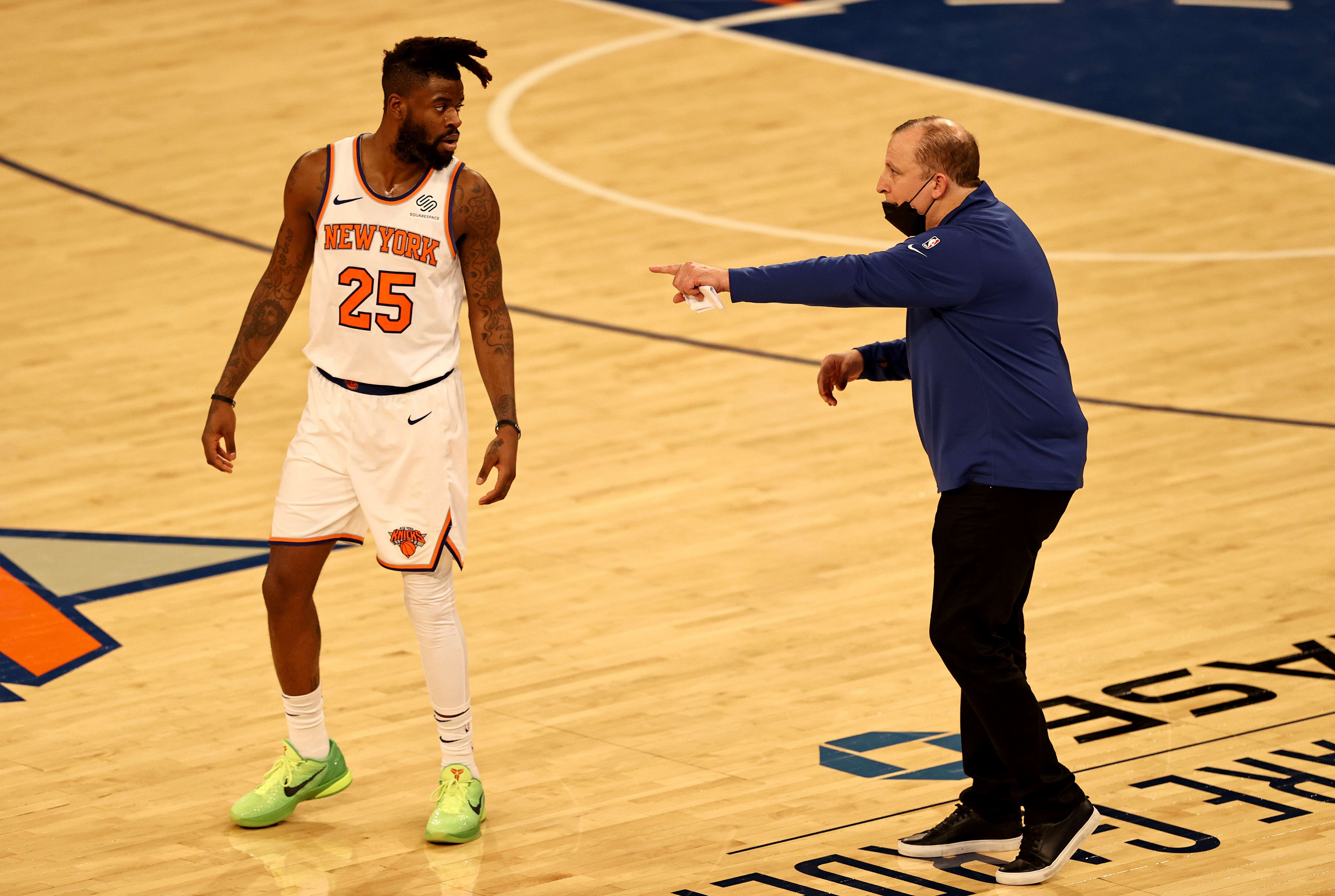 Pelatih New York Knicks, Tom Thibodeau, memberi arahan kepada Reggie Bullock saat timnya melawan Indiana Pacers. 