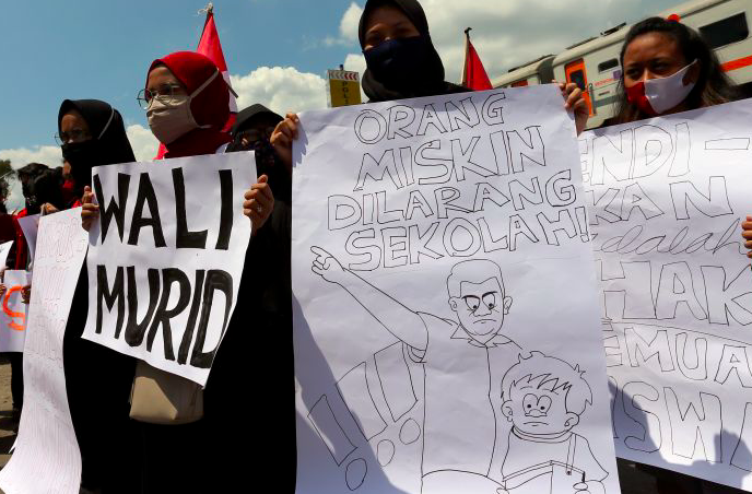 Unjuk rasa menuntut pengusutan kasus dugaan pungli dalam PPDB 2020 di depan Mapolres Blitar, Jawa Timur, Rabu (19/8/2020).