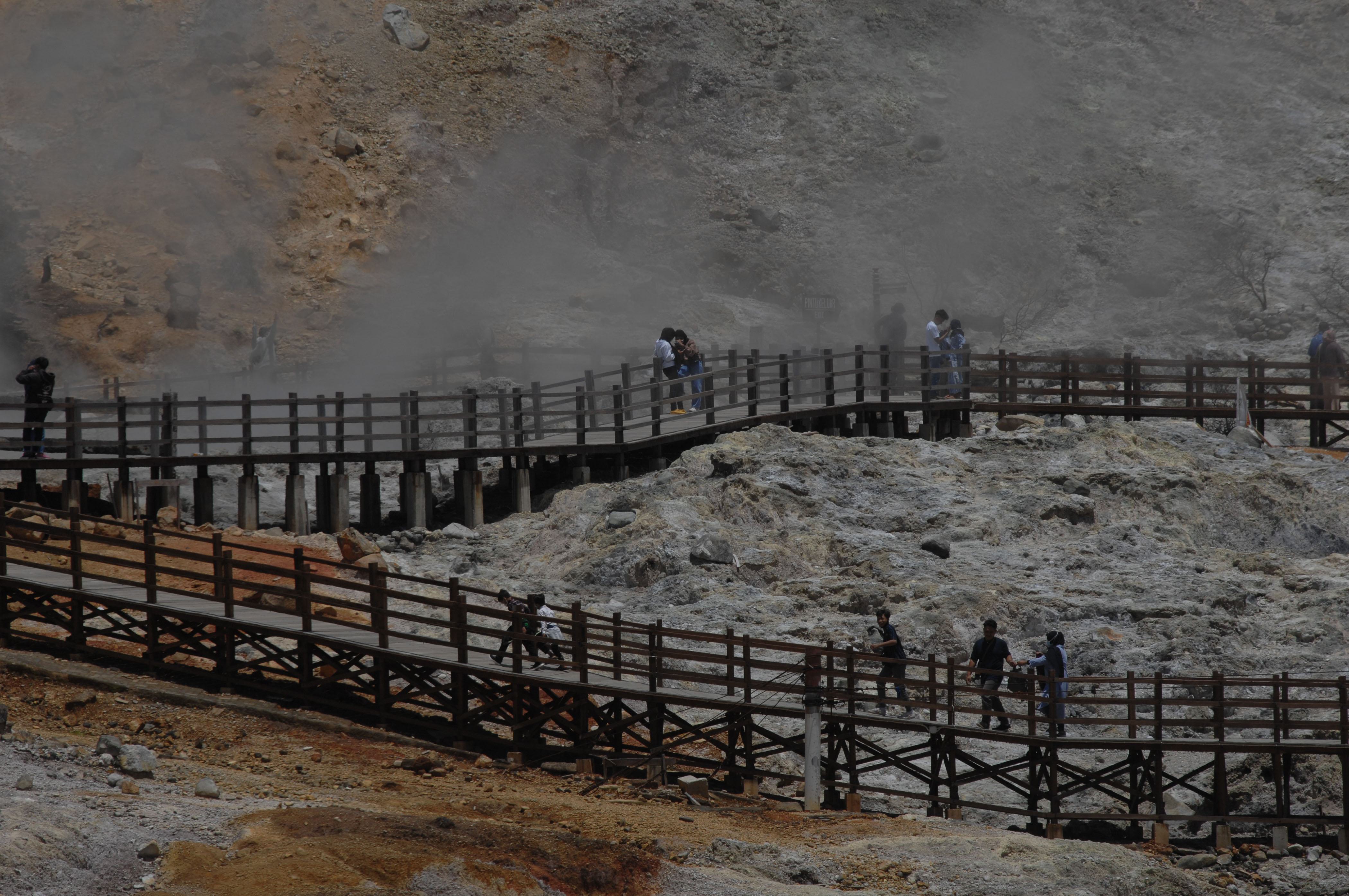 Wisatawan mengunjungi Kawah Sikidang di kawasan dataran tinggi Dieng Desa Dieng Kulon, Batur, Banjarnegara, Jawa Tengah, Sabtu (27/2/2021)