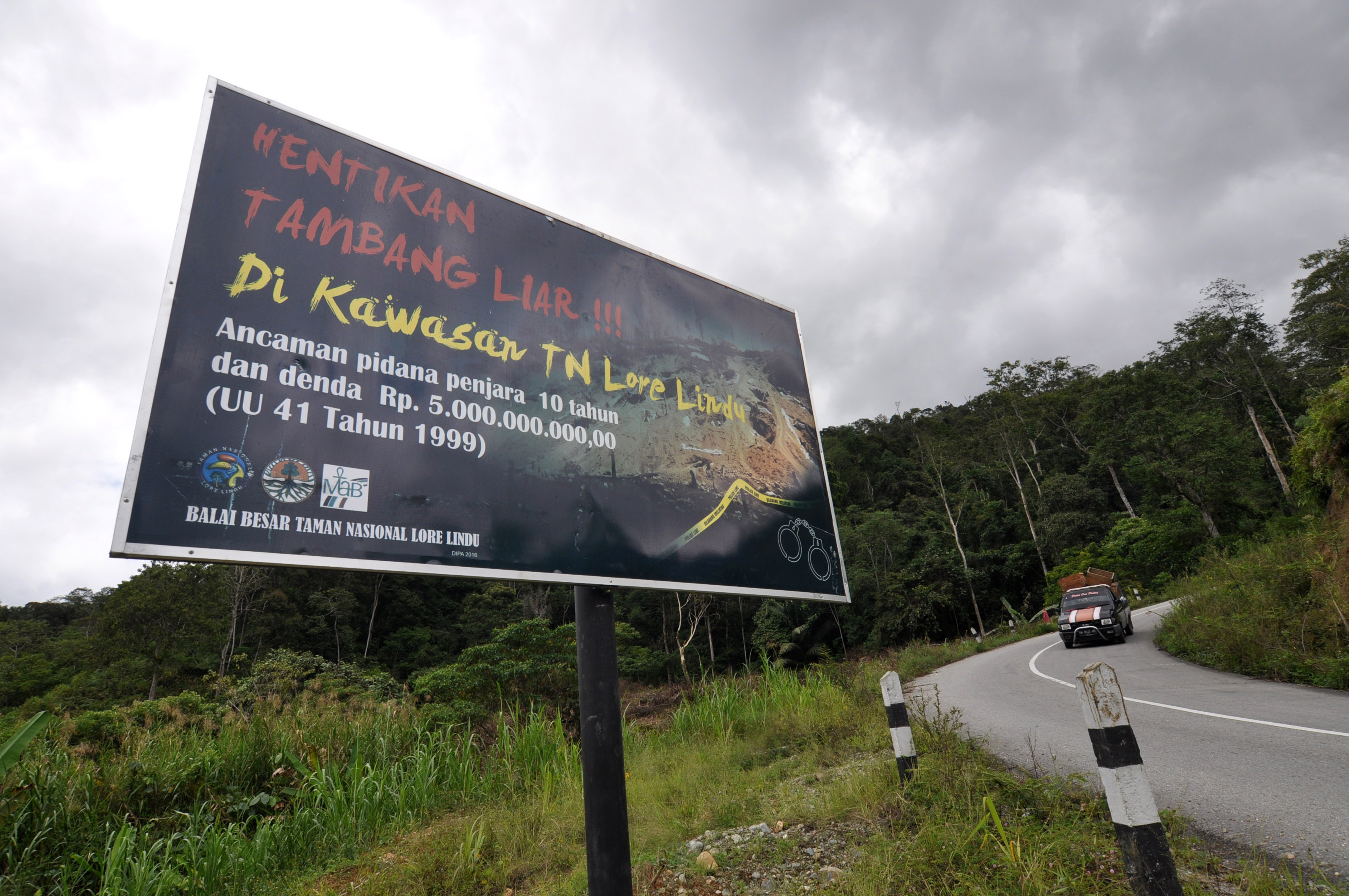 Papan imbauan sekaligus peringatan disekitar Kawasan Taman Nasional Lore Lindu (TNLL) di Desa Sedoa, Lore Utara, Kabupaten Poso, Sulteng.