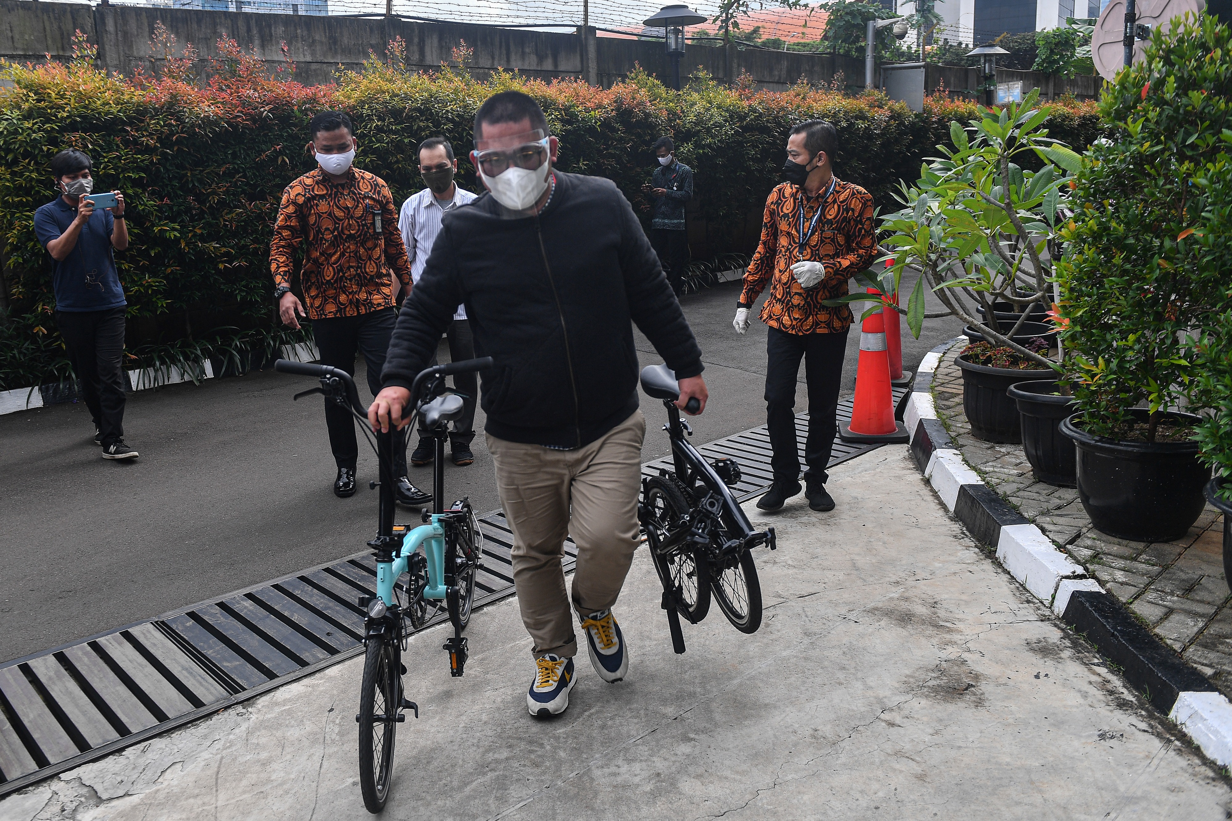 Perantara anggota Komisi II DPR Fraksi PDIP Ihsan Yunus, Agustri Yogasmara membawa barang bukti sepeda Brompton saat rekonstruksi perkara.