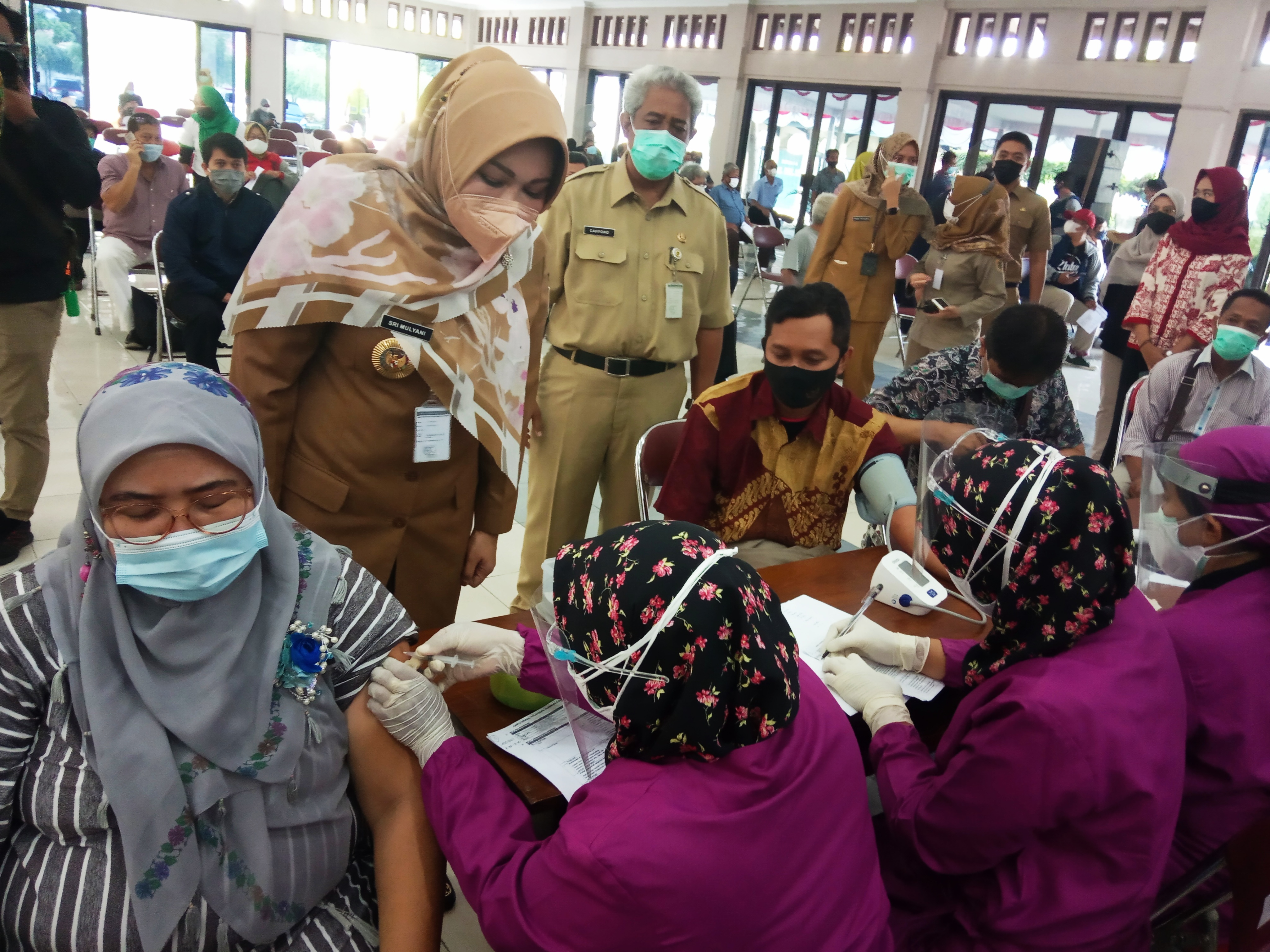 Bupati Klaten Sri Mulyani menyaksikan proses vaksinasi untuk warga