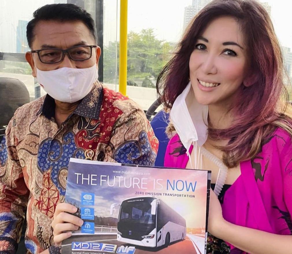 Moeldoko bersama Sonia Wibisono saat menjajal bus listrik