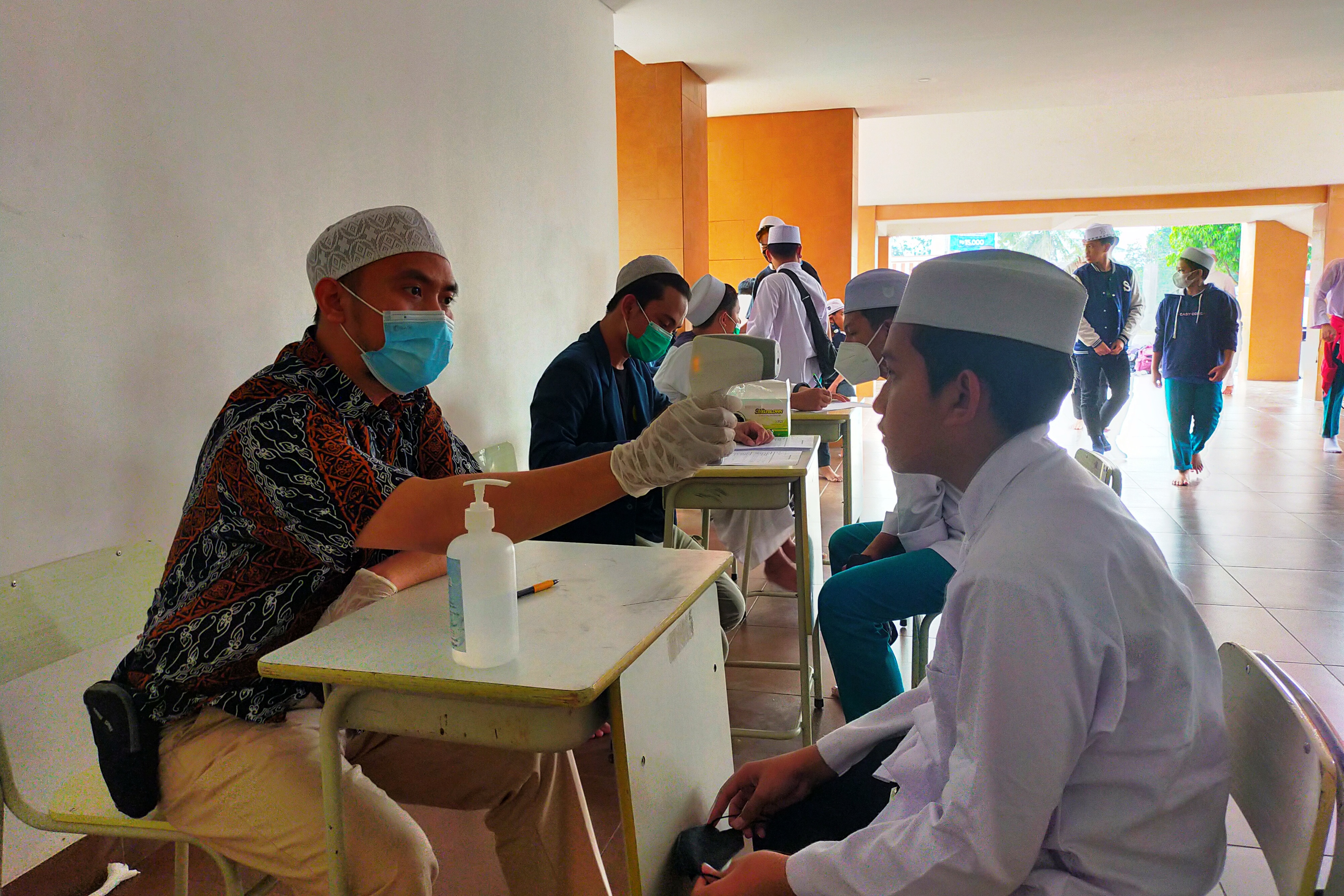 Santri Ponpes Idrisiyyah di Kampung Pagendingan, Desa Jatihurip, Kecamatan Cisayong, Kabupaten Tasikmalaya, menjalani rapid test.