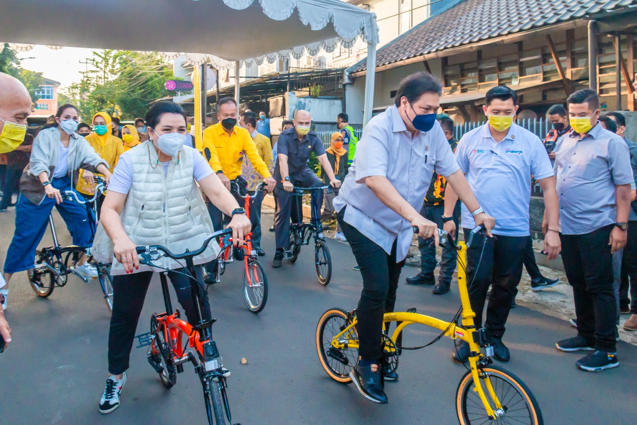 Ketua Umum Partai Golkar, Airlangga Hartarto, yang juga Menko Perekonomian mencoba sepeda buatan perusahaan lokal di Bandung.