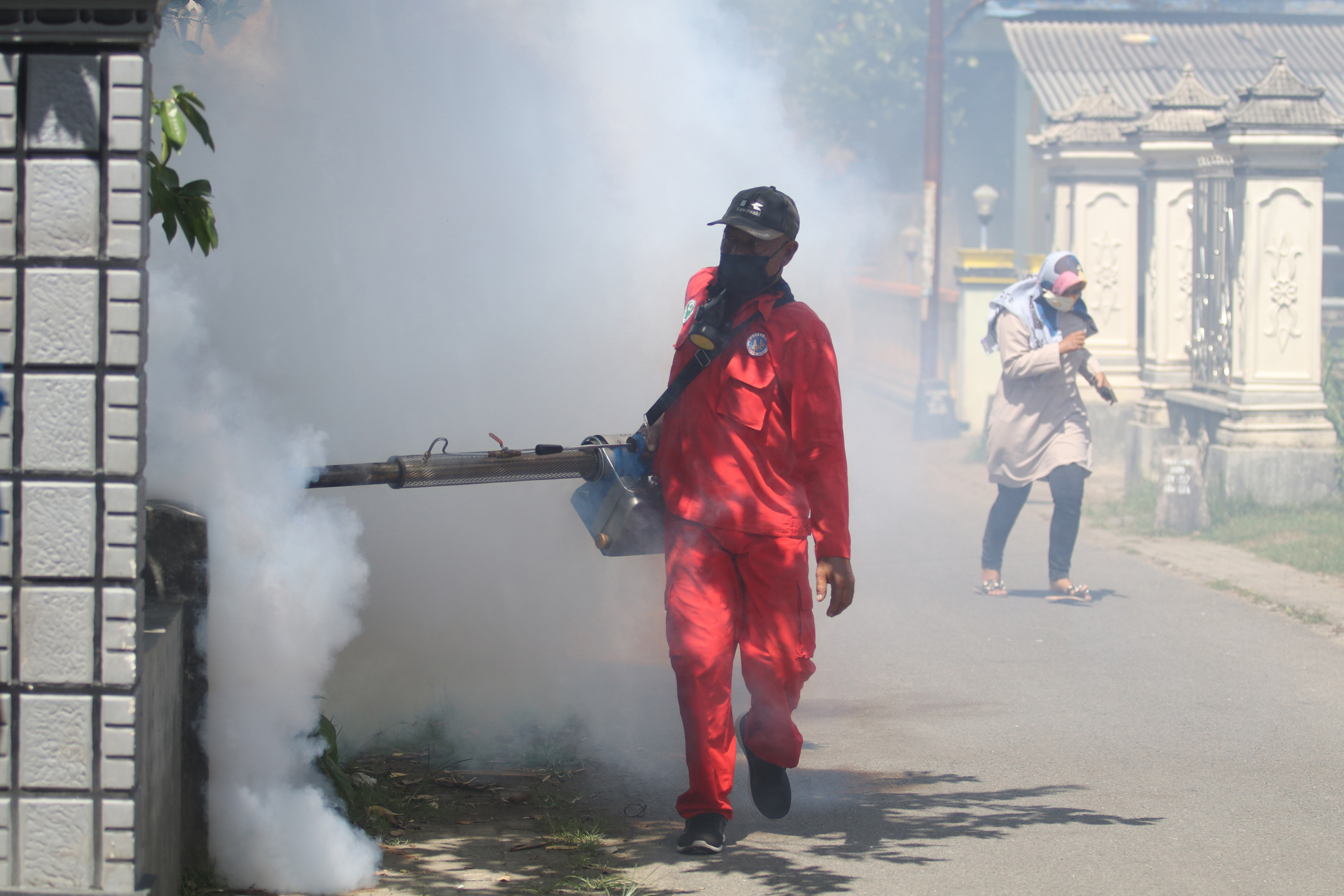 Petugas melakukan fogging di Kelurahan Ketami, Kediri, untuk mencegah demam berdarah.