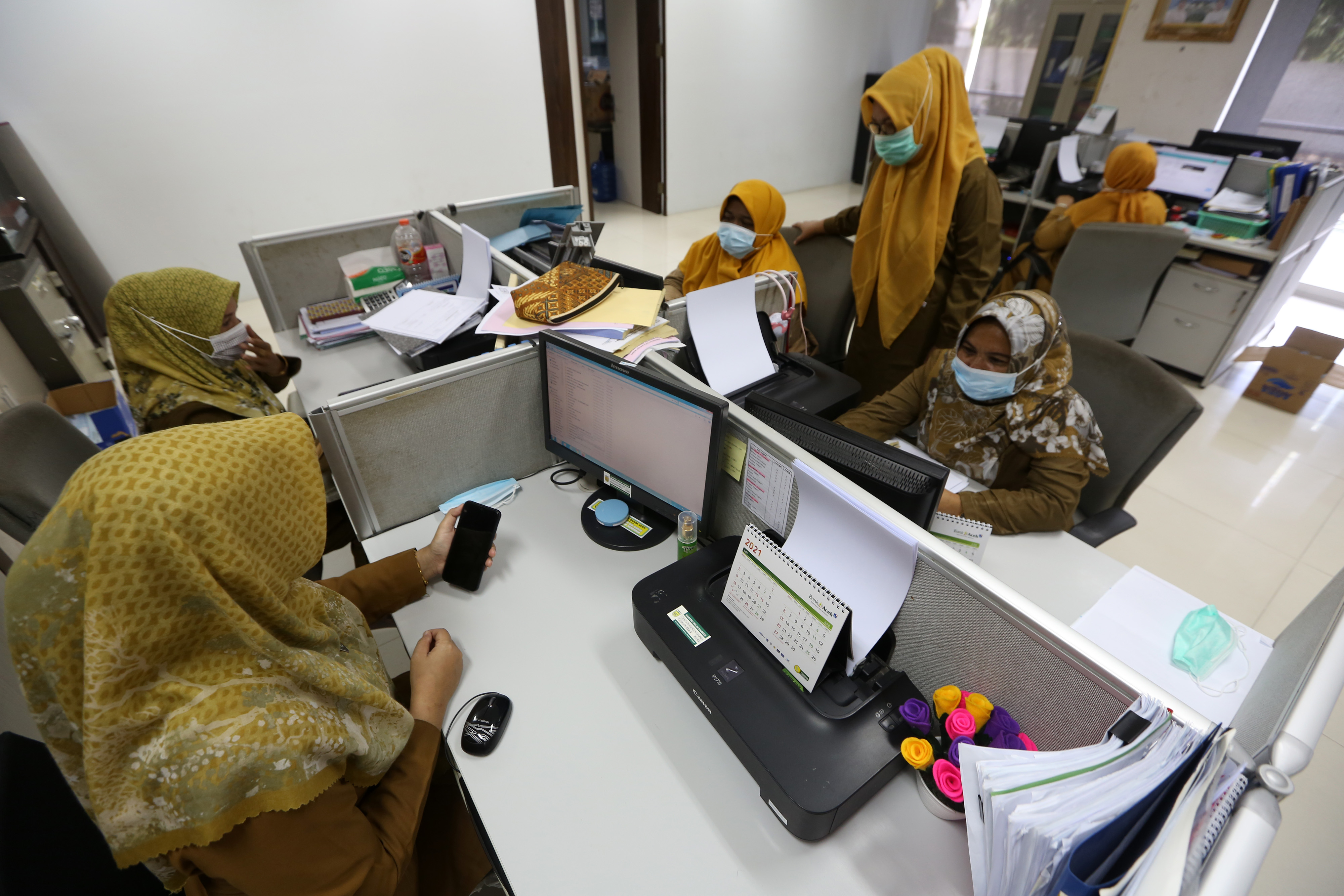 Suasana aktivitas kerja ASN di kantor Disdukcapil Aceh.