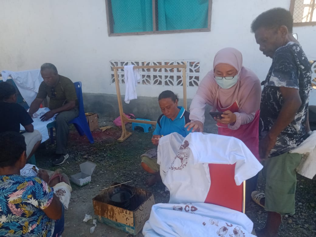 Dinas Koperasi dan UKM Kabupaten Jayapura Beri Pelatihan Membatik