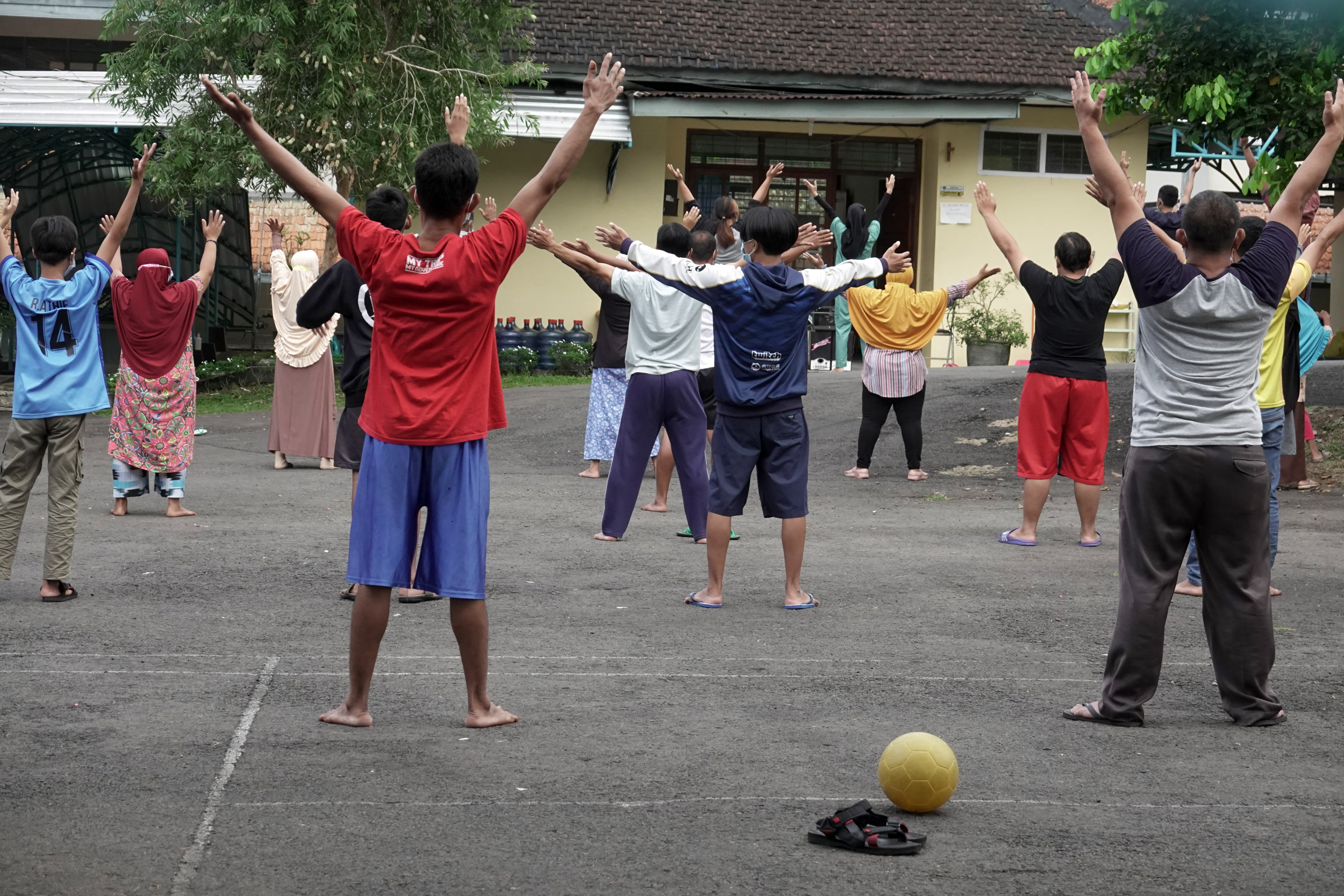Sejumlah warga terkonfirmasi positif COVID-19 melakukan kegiatan di lokasi karantina Balai Diklat Baturraden, Banyumas, Jawa Tengah.
