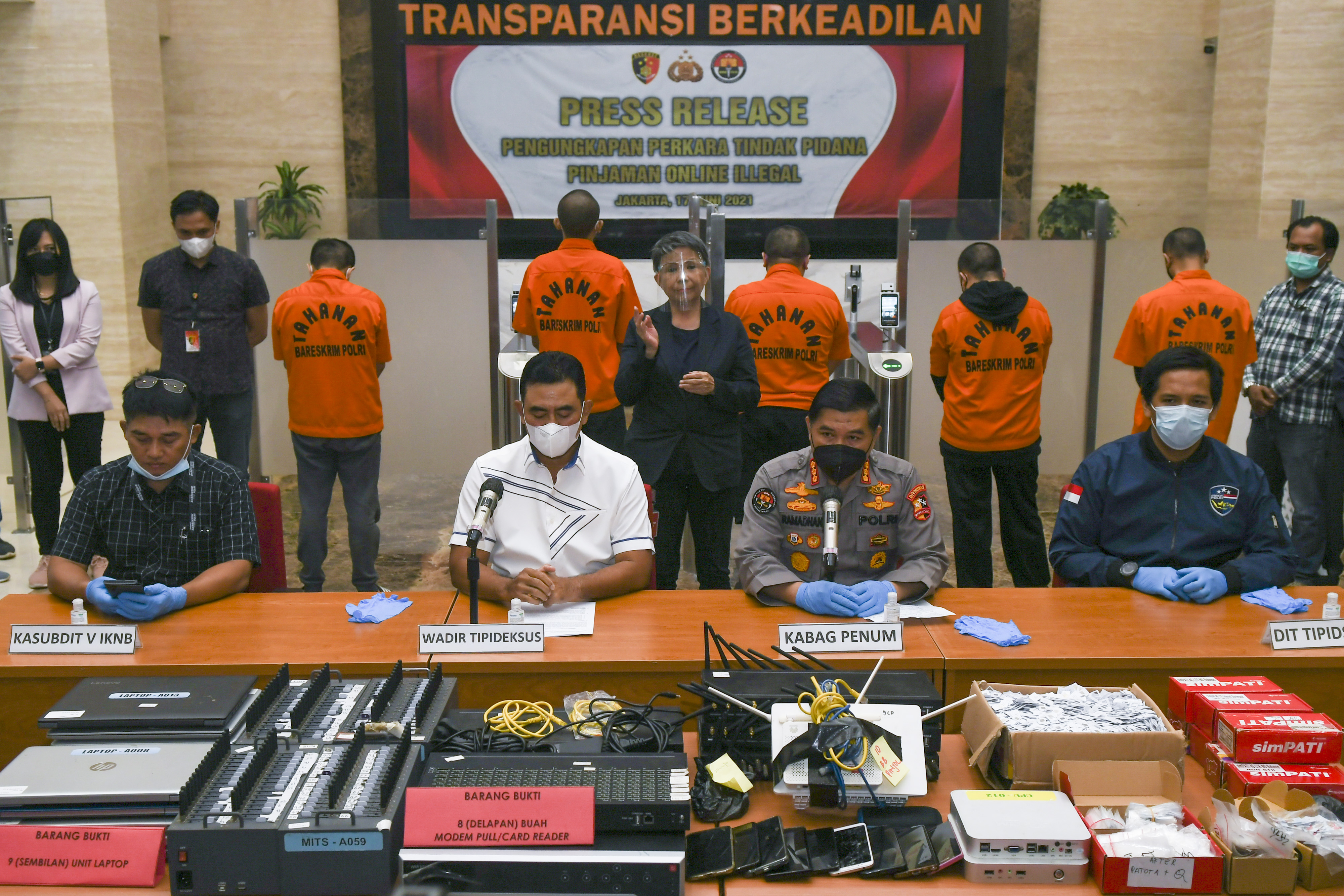 Bareskrim Polri merilis kasus tindak pidana pinjaman online ilegal.