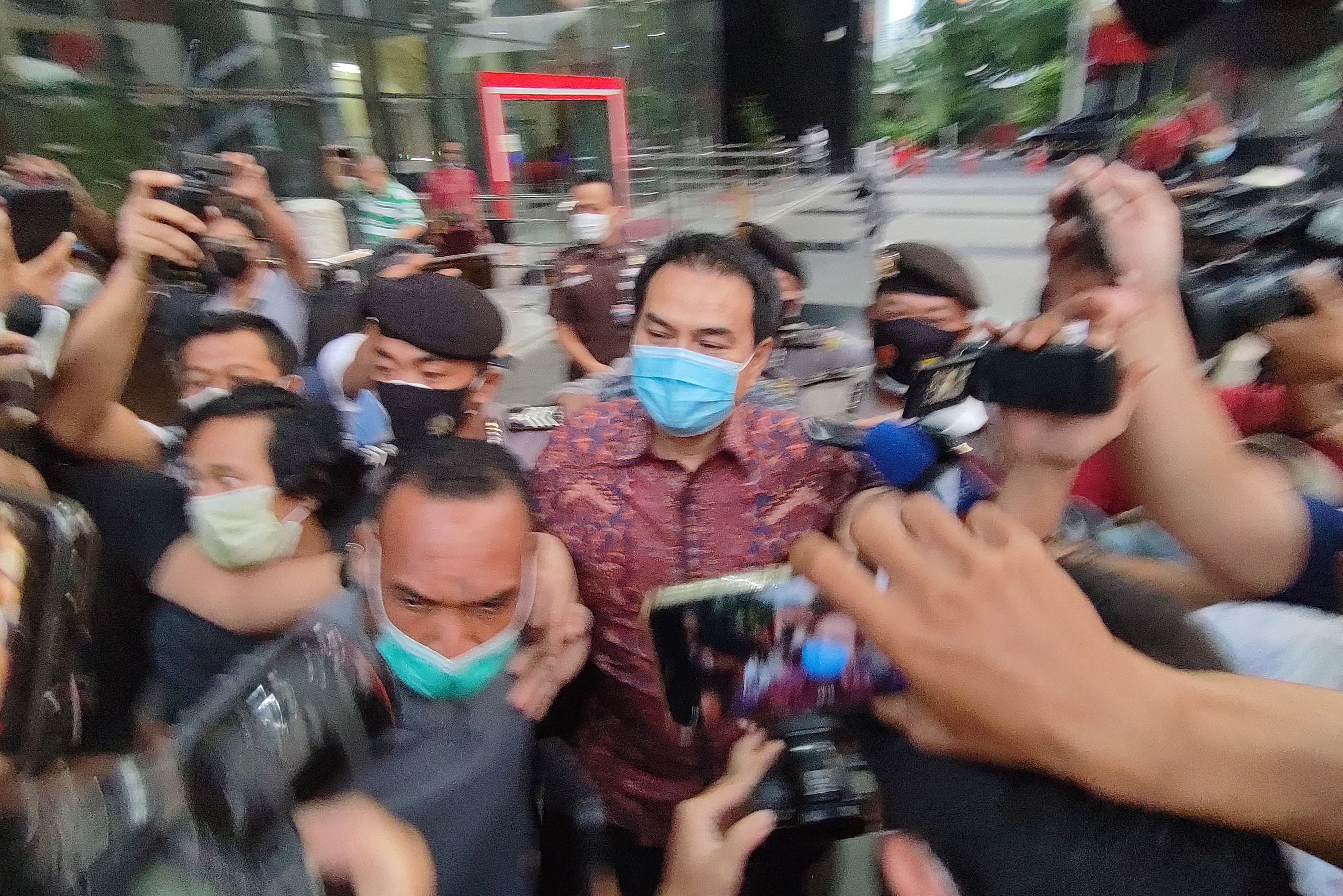 Wakil Ketua DPR Azis Syamsuddin berjalan keluar usai menjalani pemeriksaan di Gedung KPK, Jakarta, Rabu (9/6).