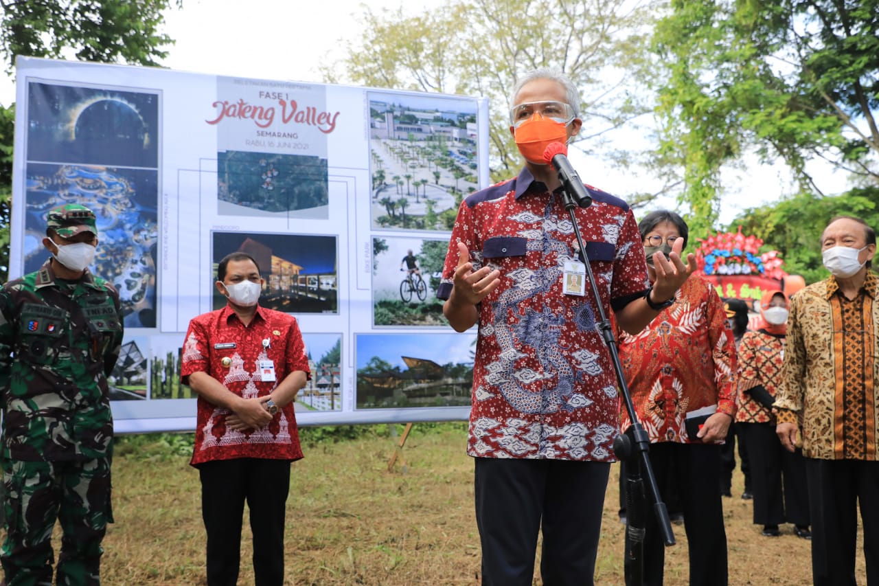 Gubernur Jateng Ganjar Pranowo di acara Peletakan Batu Pertama Jateng Valley di kawasan Hutan Wisata Penggaron, Rabu (16/6).