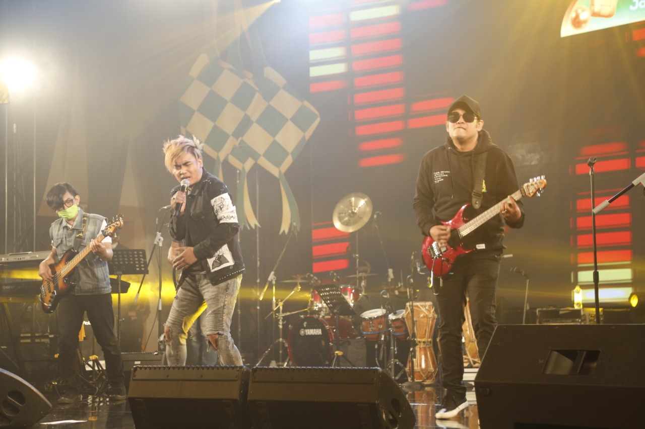 Setia Band menjadi salah satu pengisi acara  Prost Club.