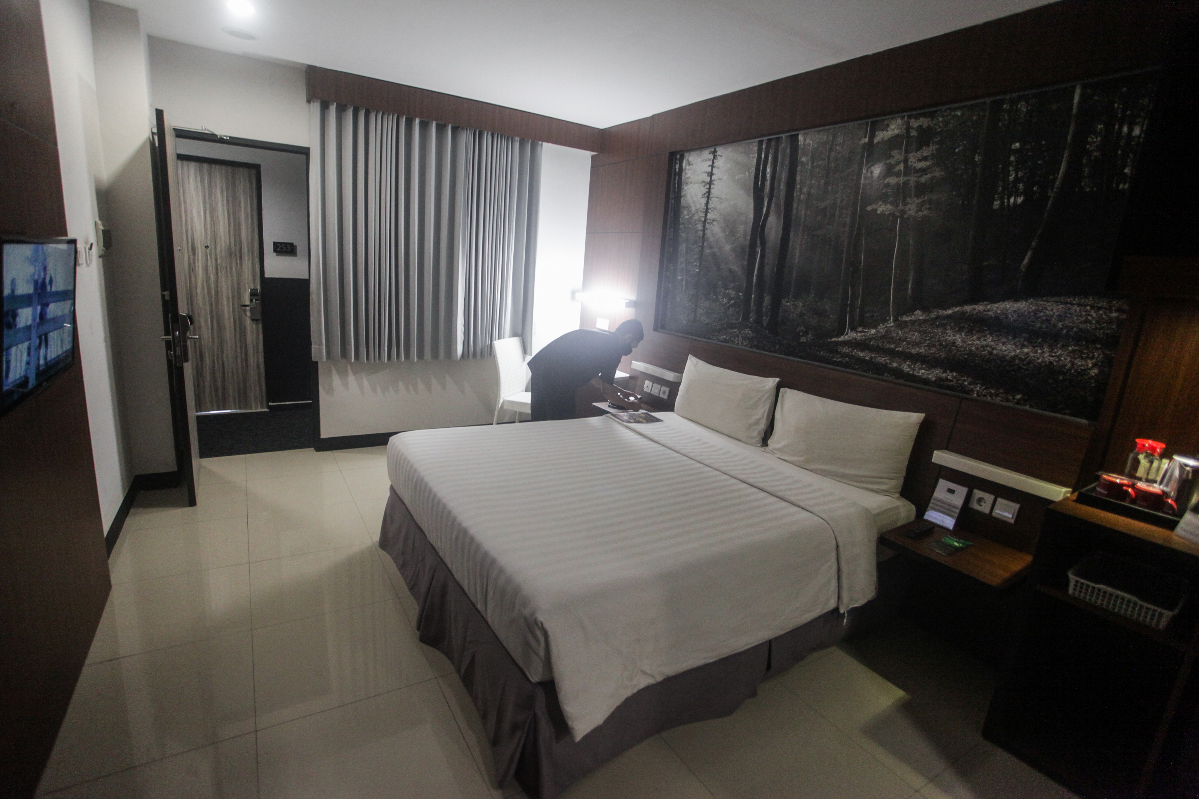 Pekerja merapikan kamar hotel di Palangkaraya, Kalimantan Tengah