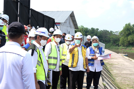 Menteri PUPR Basuki Hadimuljono meninjau proyek pengendalian banjir Pintu Air Demangan didampingi Wali Kota Gibran Rakabuming Raka. 