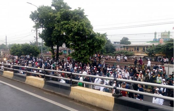 Simpatisan Rizieq Kepung Flyover Pondok Kopi
