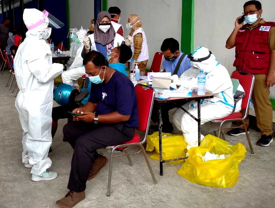 Pemeriksaan kesehatan di pos penyekatan Suramadu sisi Madura.  