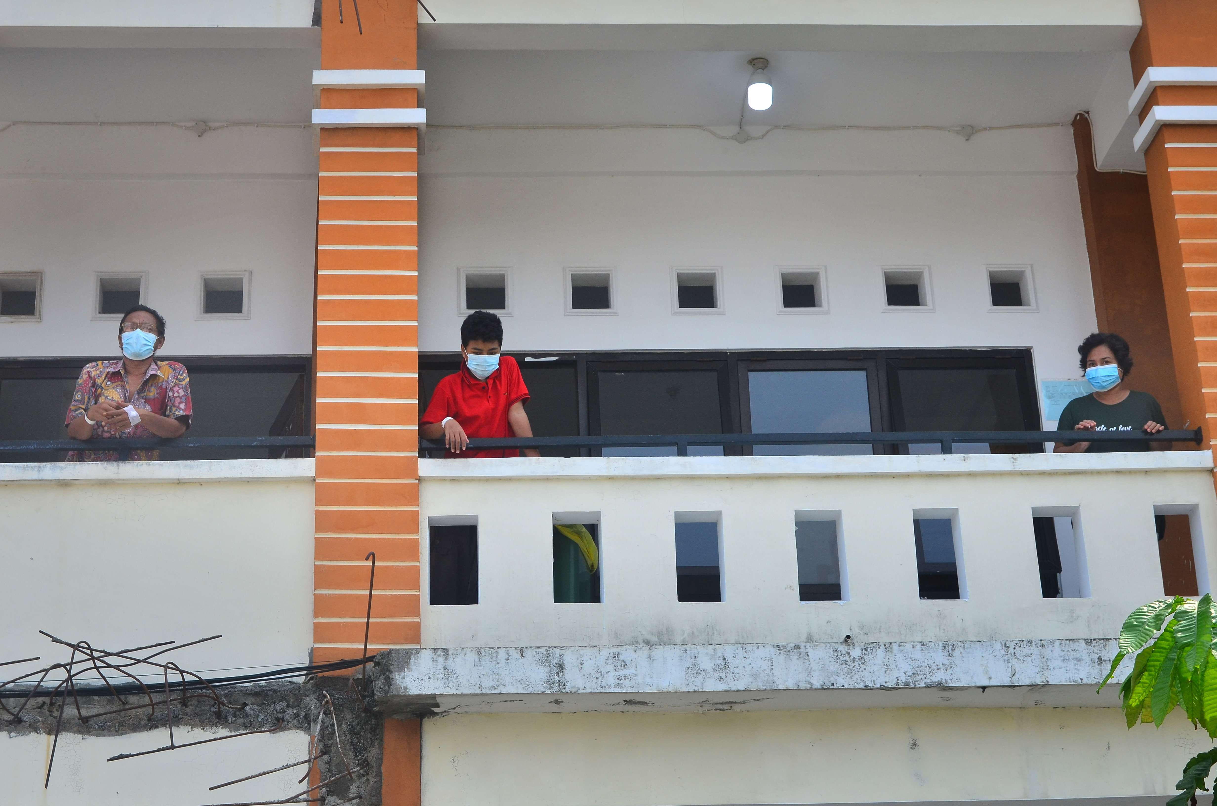 Pasien positif COVID-19 berada di depan ruangan isolasi di Gedung Akbid, Kudus, Jawa Tengah.