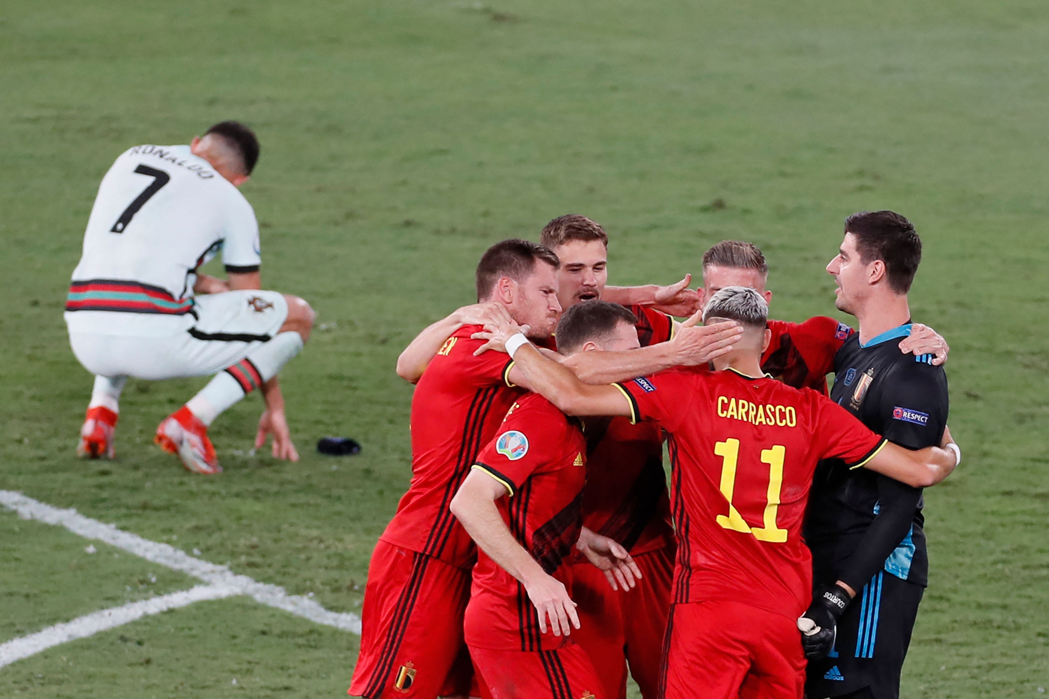 Para pemain Belgia merayakan keberhasilan mereka mengalahkan Portugal di laga 16 besar Piala Eropa 2020.