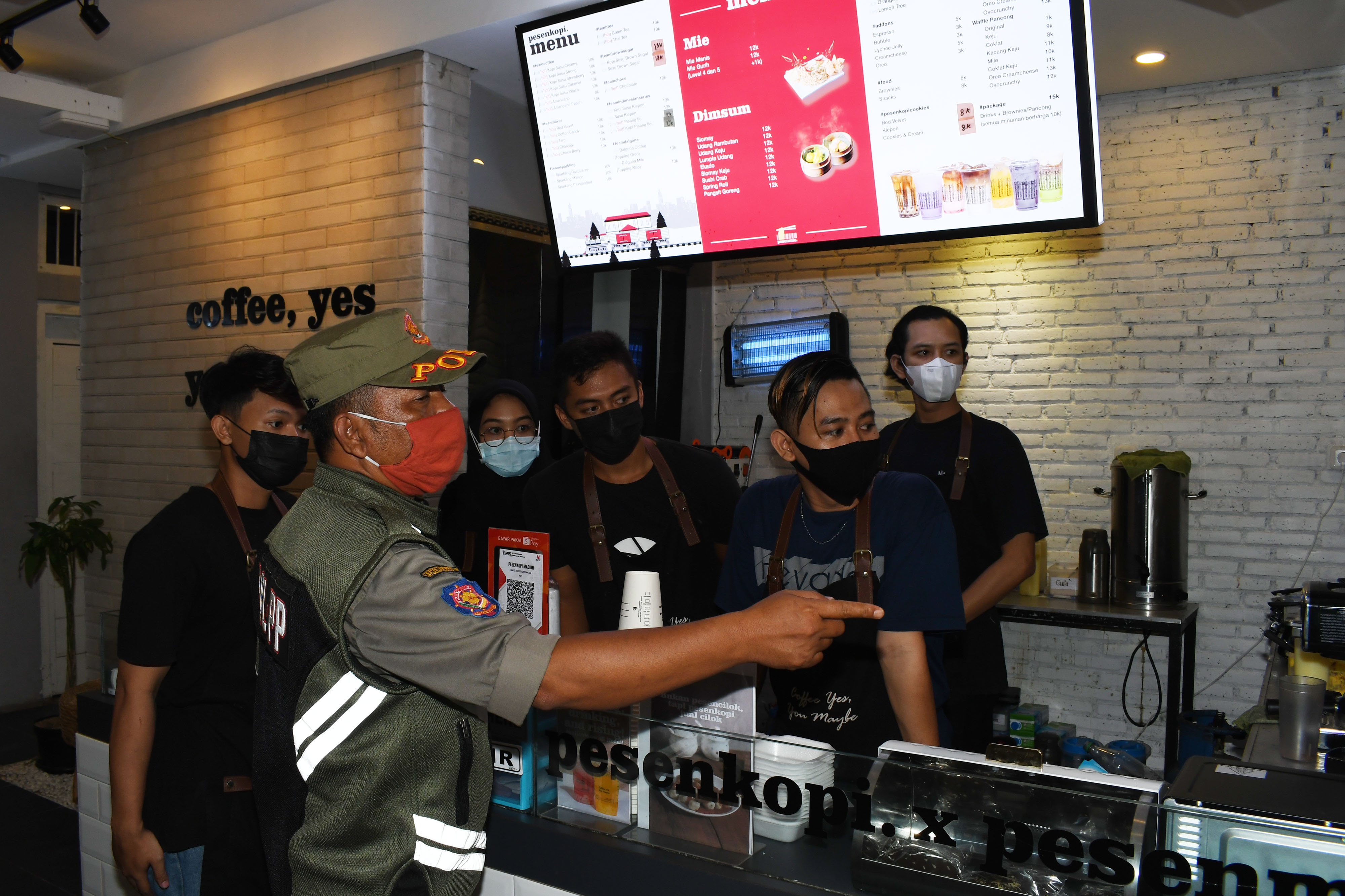 Pembatasan jam operasional kafe di Madiun, Jawa Timur.
