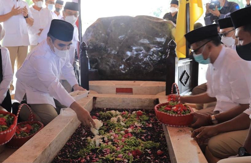 Sekjen Partai Gerindra Ahmad Muzani memimpin rombongan keluarga besar Gerindra ke makam Bung Karno di Blitar, Jatim, Selasa (1/6)