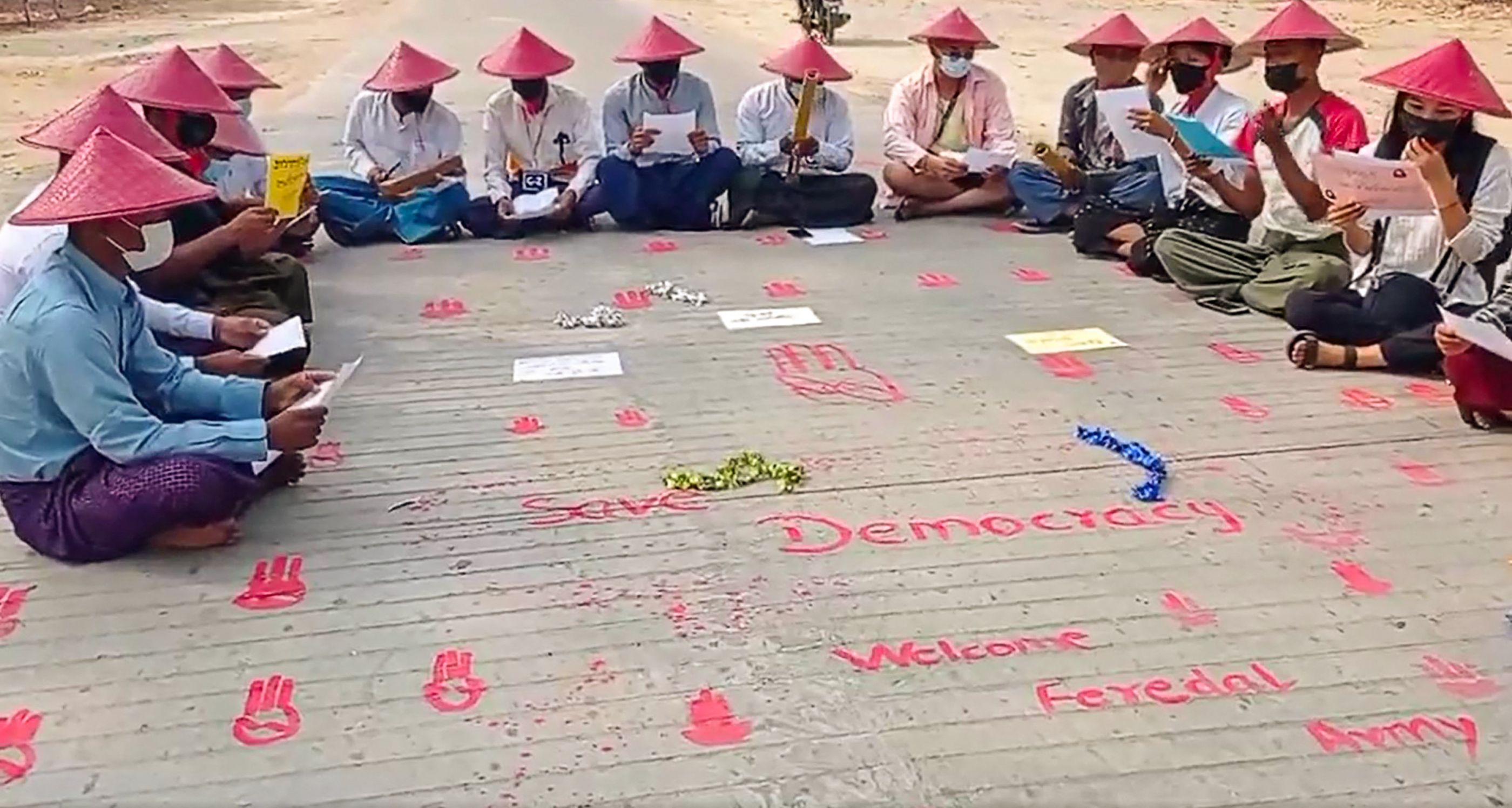 Para demonstran melakukan unjuk rasa menentang kudeta militer di Kota Shwebo, Myanmar, Sabtu (5/6).