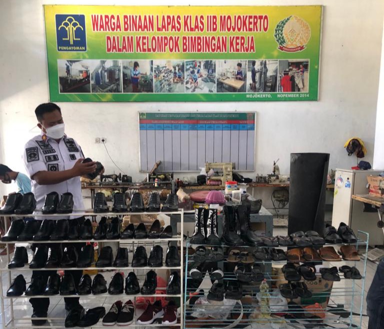 Sepatu karya warga binaan Lapas Klas IIB Moojokerto