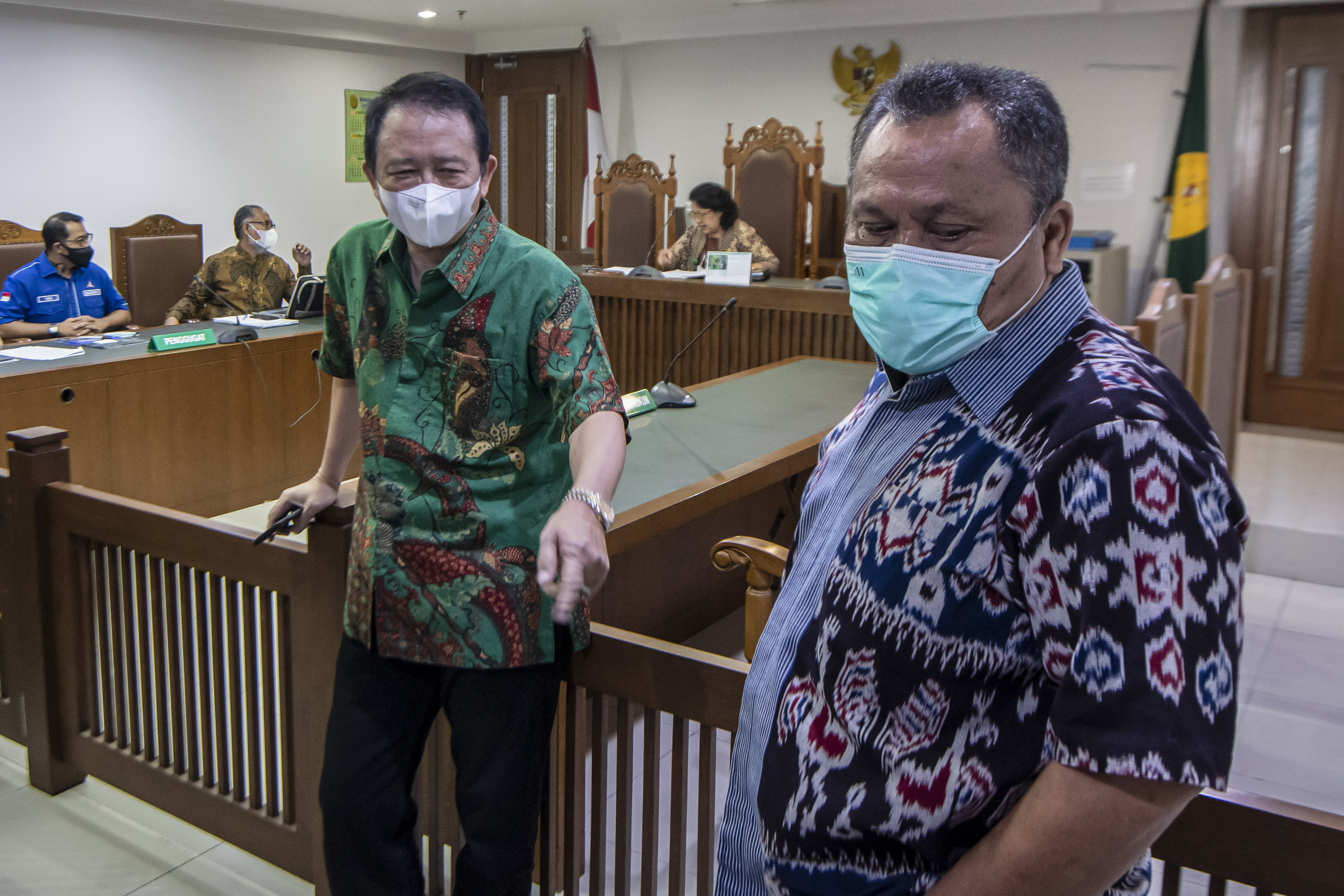 Politis Demokrat KLB Deli Serdang Jhoni Allen Marbun (kanan) dan Marzuki Alie  bersiap mengikuti  sidang mediasi gugatan di PN Jakpus.