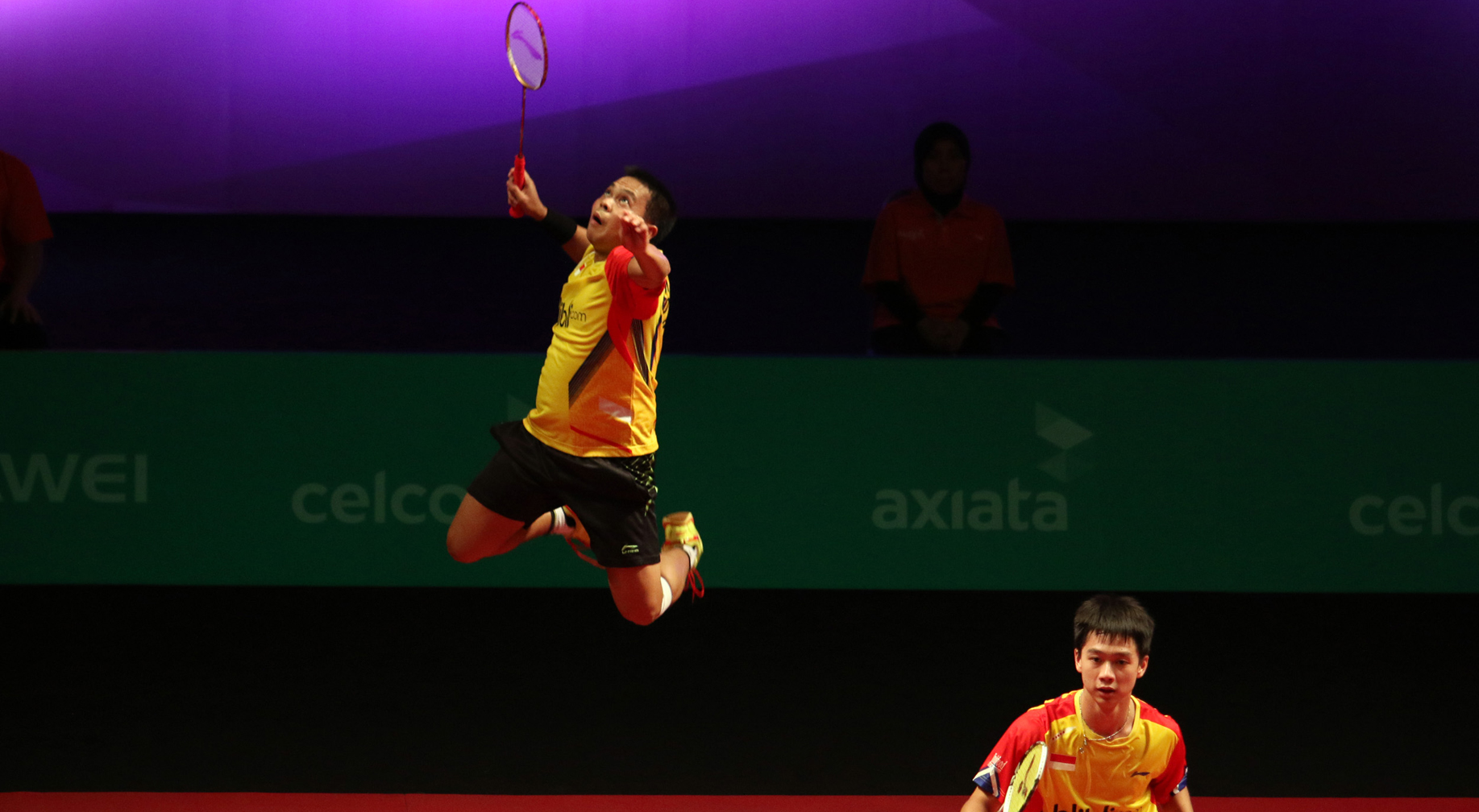 Markis Kido (kiri) melayang