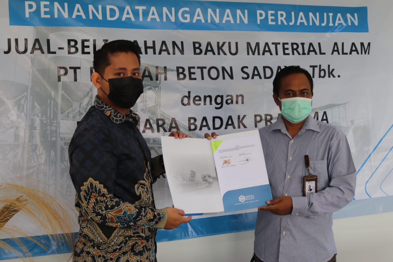  Direktur Utama  PT Berkah Beton Sadaya Tbk (BEBS), Hasan Muldhani (kiri) dalam acara MoU.