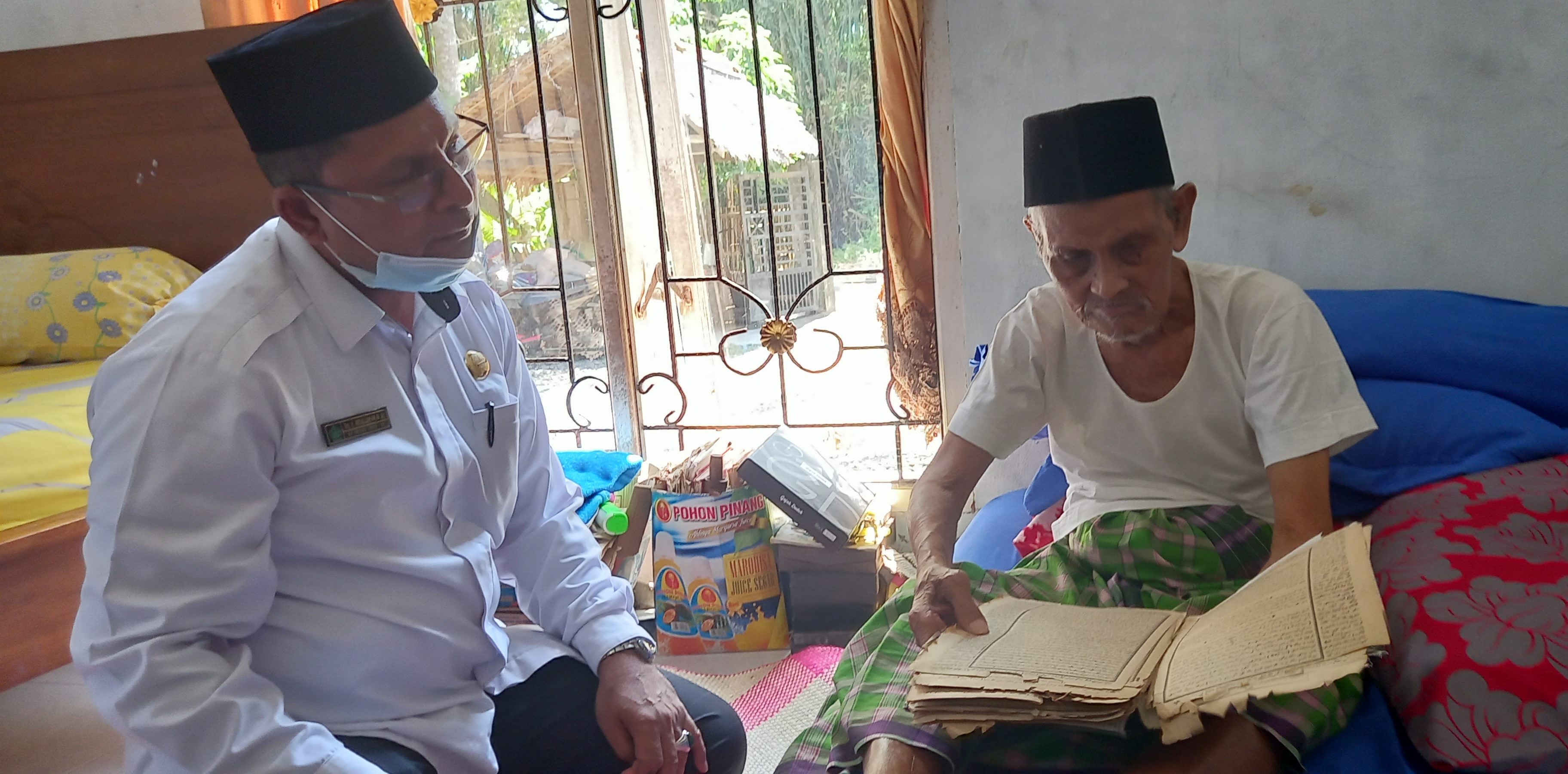 Teungku Husin Bin Hasyem, 108 tahun, calhaj tertua dikunjungi Kepala Kantor Kemenag Kabupaten Pidie, Abdullah, Rabu (16/6)
