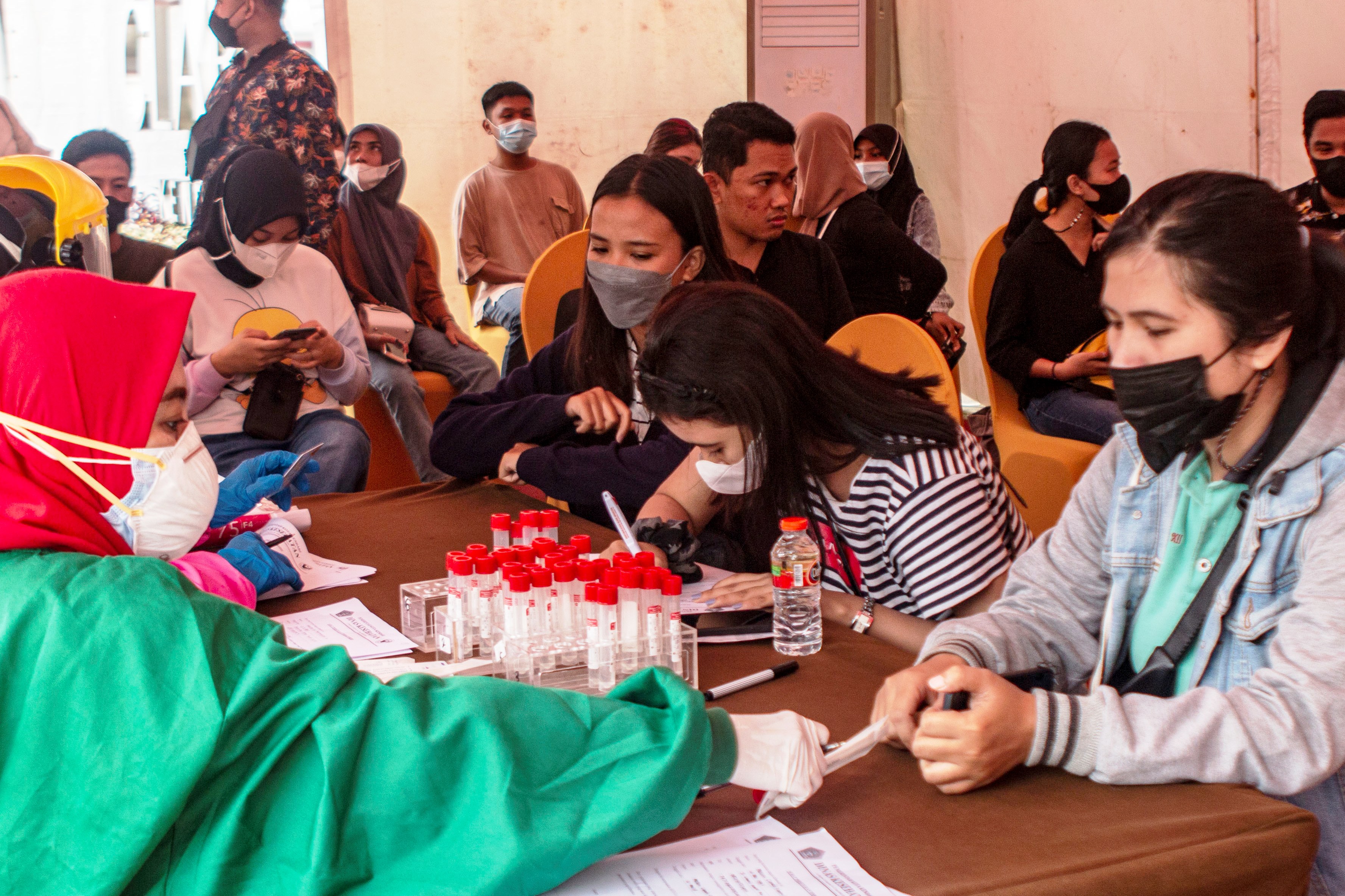 Pengisi acara di Munas Kadin VIII Indonesia menjalani tes PCR di pelataran Hotel Claro di Kendari, Sulawesi Tenggara, Selasa (29/6).