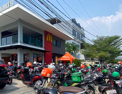 Antrian Ojek Online di McDelivery (MCD).